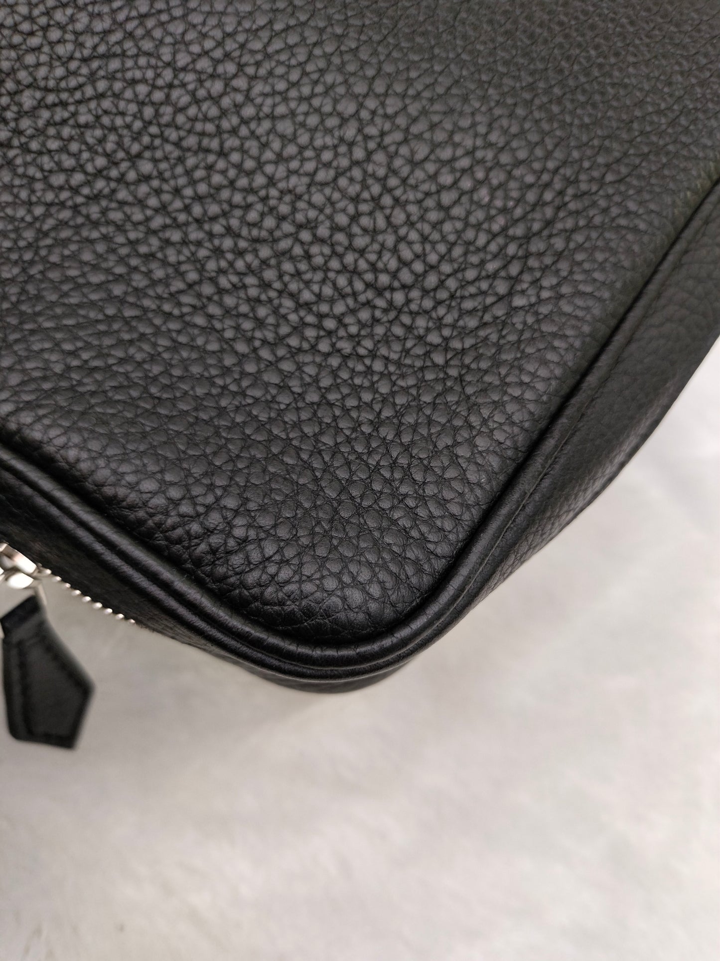 LV Kasai Clutch Grained Black 2019