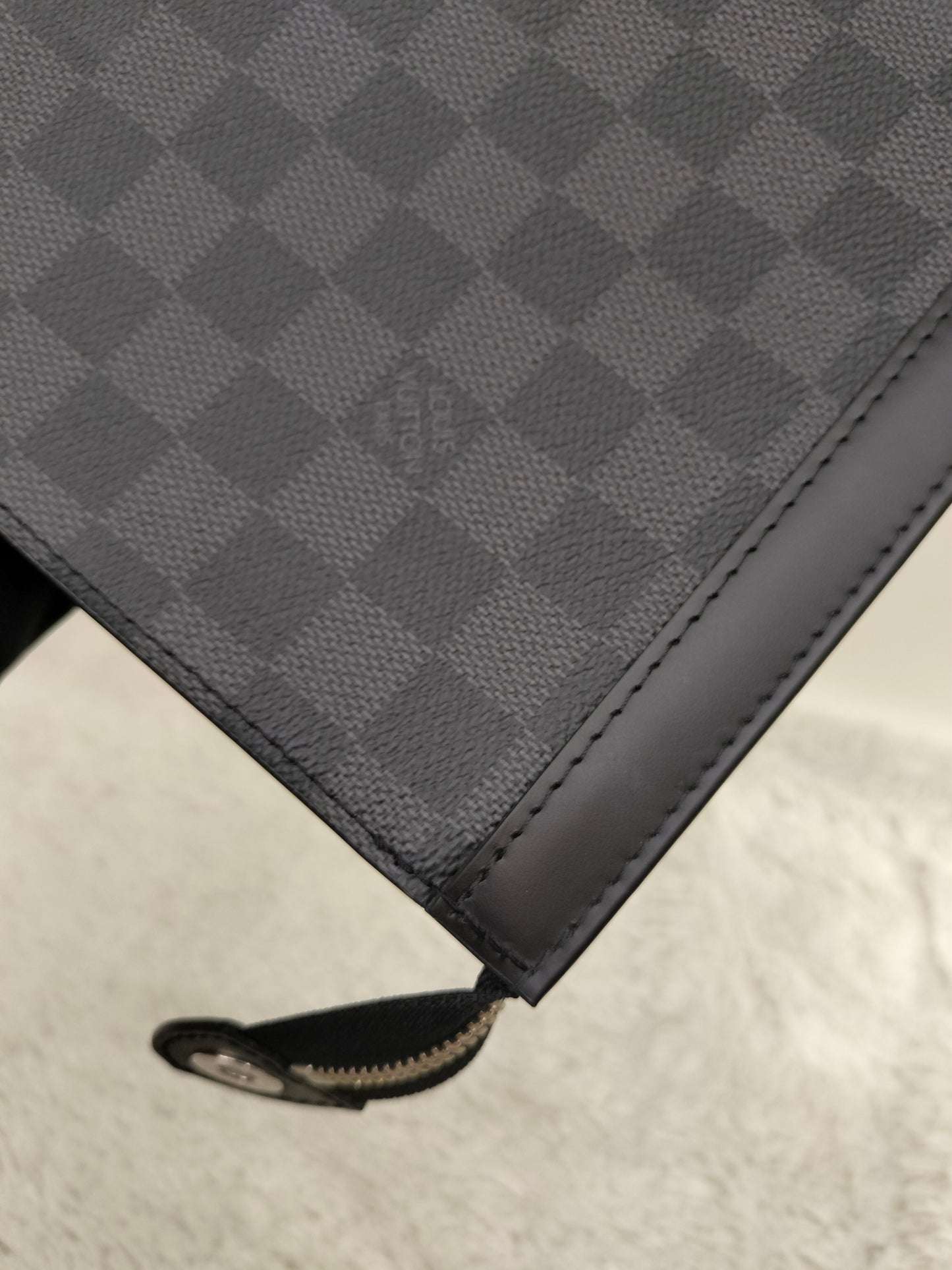 LV Pochette Voyage Graphite 2020