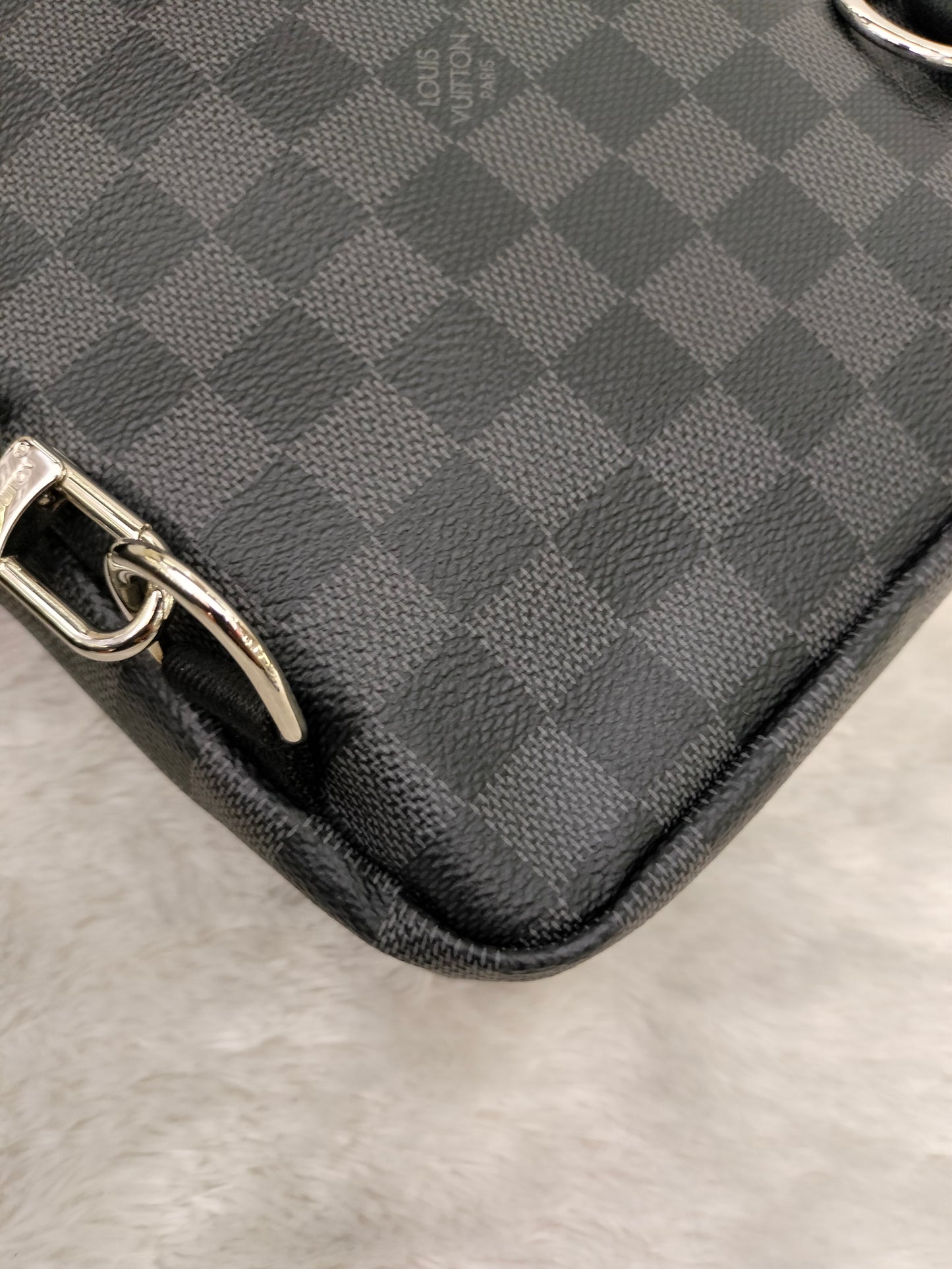 LV Avenue Sling Graphite 2021
With rec, tag, dustbag, box