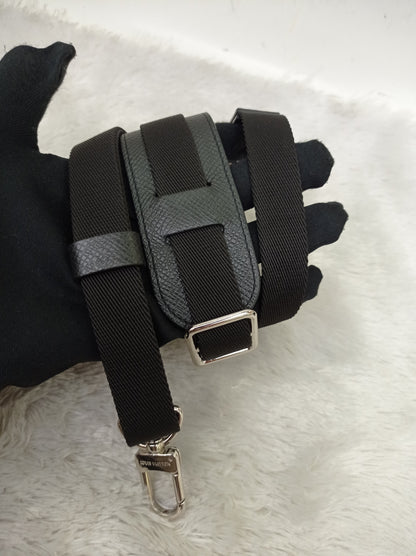 LV Outdoor Pouch Monogram Eclipse (CHIP)
