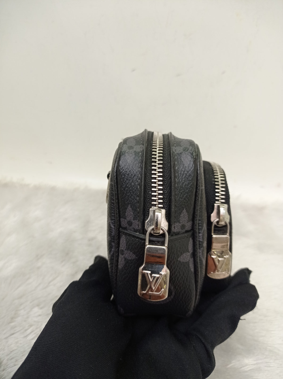 LV Outdoor Pouch Monogram Eclipse (CHIP)