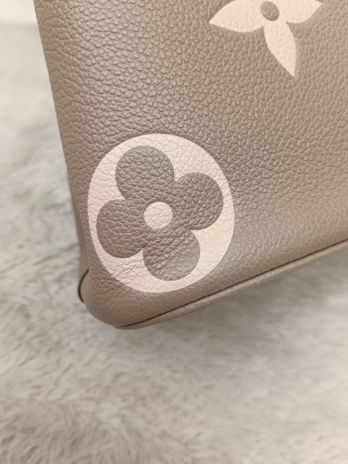 LV Neo Noe MM Monogram Empreinte Tourterelle Creme (CHIP)