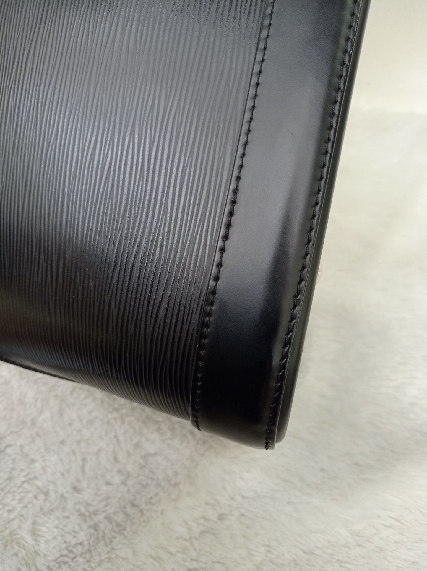 LV Alma PM Epi Black