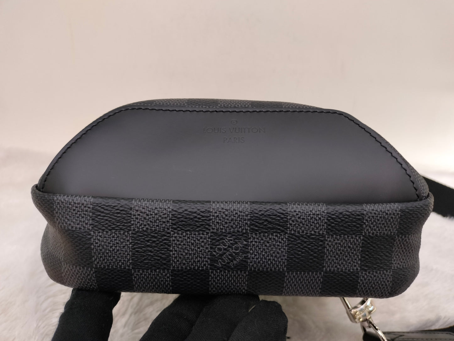 LV Avenue Sling Graphite 2021
With rec, tag, dustbag, box