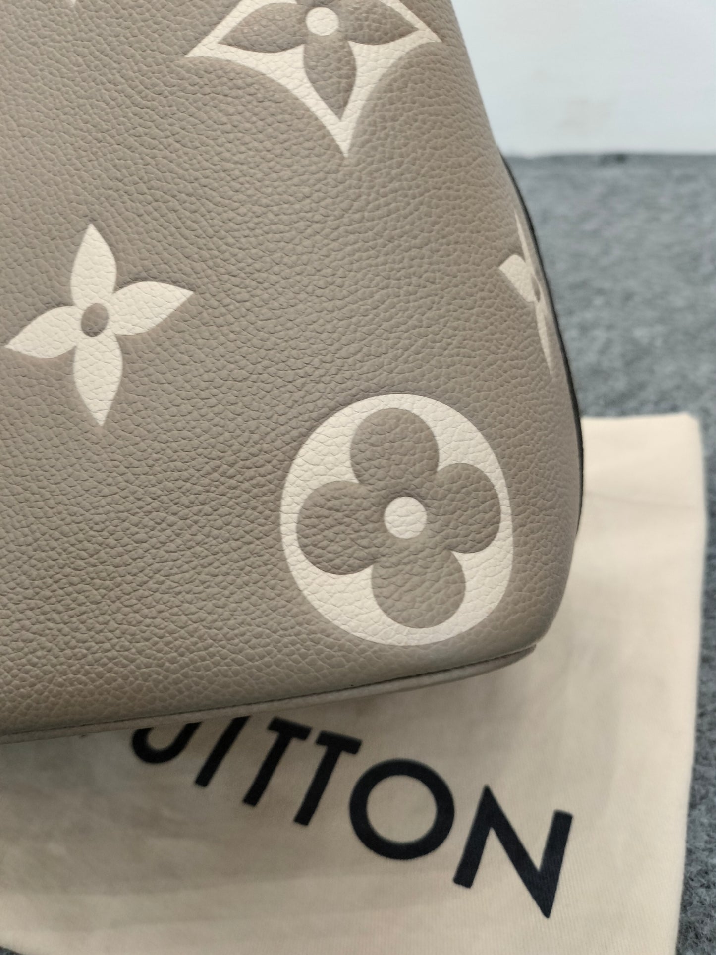 LV Neo Noe MM Tourterelle Creme (CHIP)