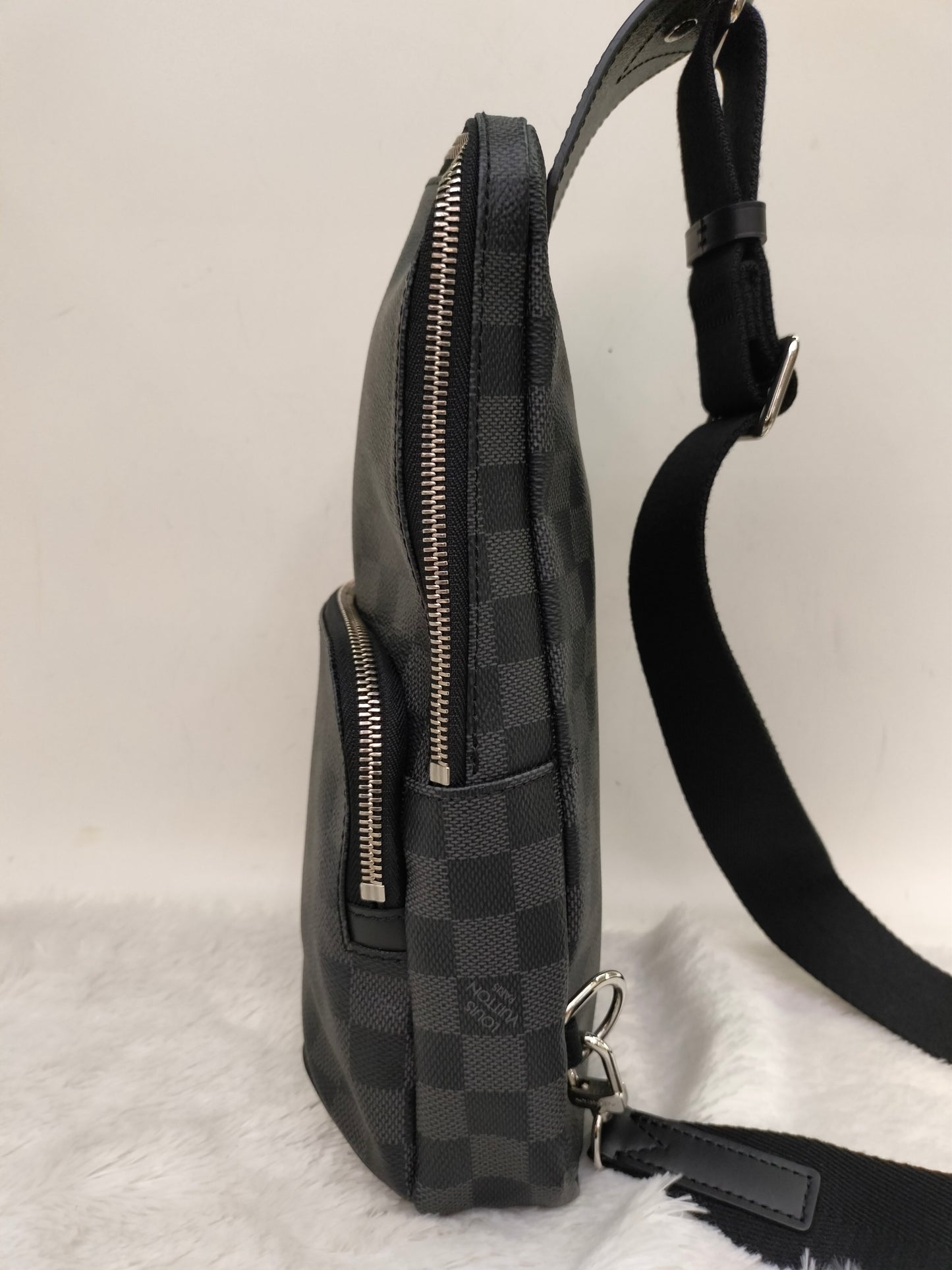 LV Avenue Sling Graphite 2021
With rec, tag, dustbag, box