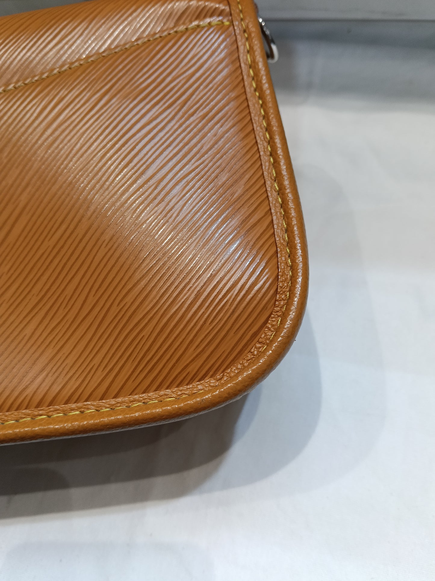LV Buci NM Epi Gold Miel (CHIP)