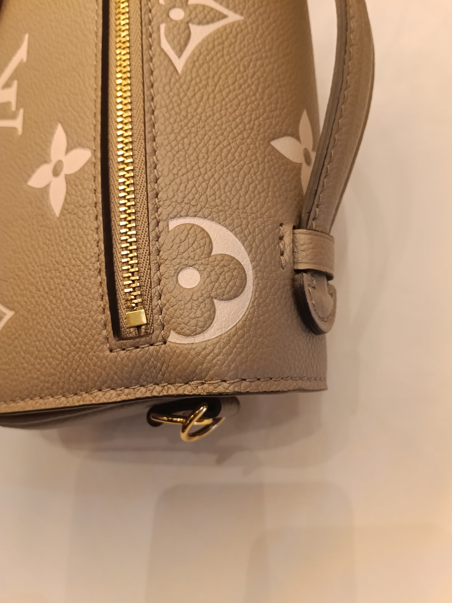 *Neverbeen Used* LV Metis East West Monogram Empreinte Giant Tourterelle Creme 2024 (CHIP)