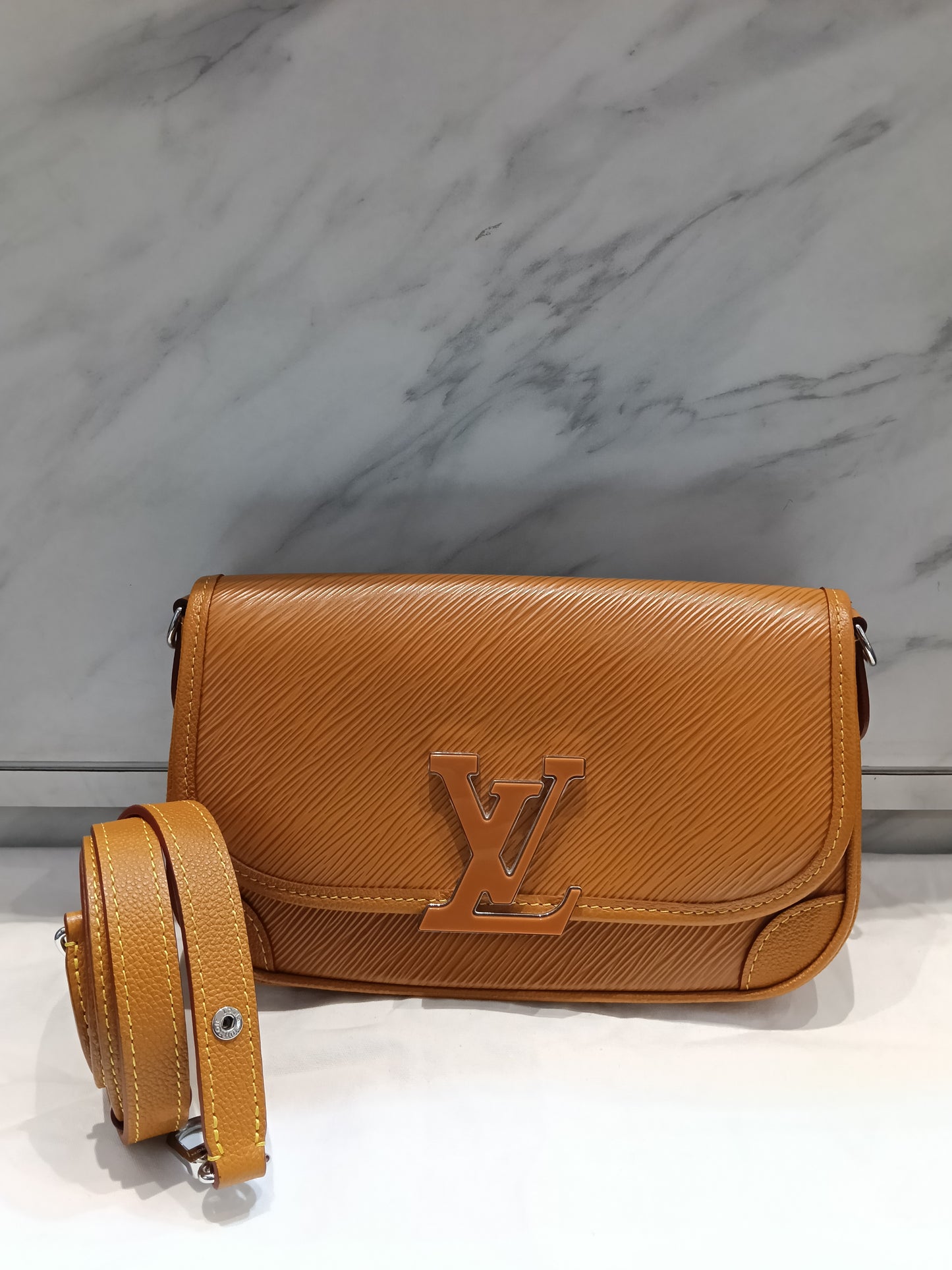LV Buci NM Epi Gold Miel (CHIP)