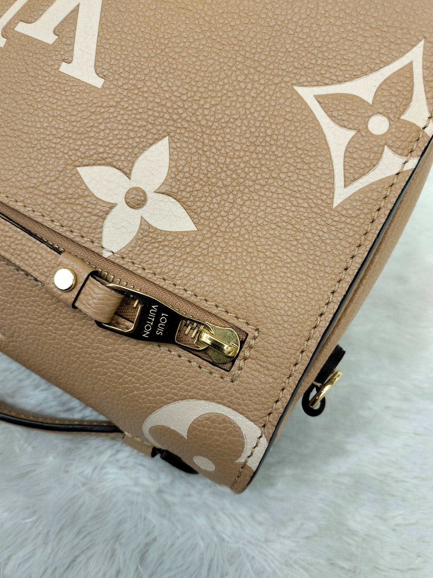 LV Metis MM Monogram Empreinte Arizona Creme 2022 (CHIP)