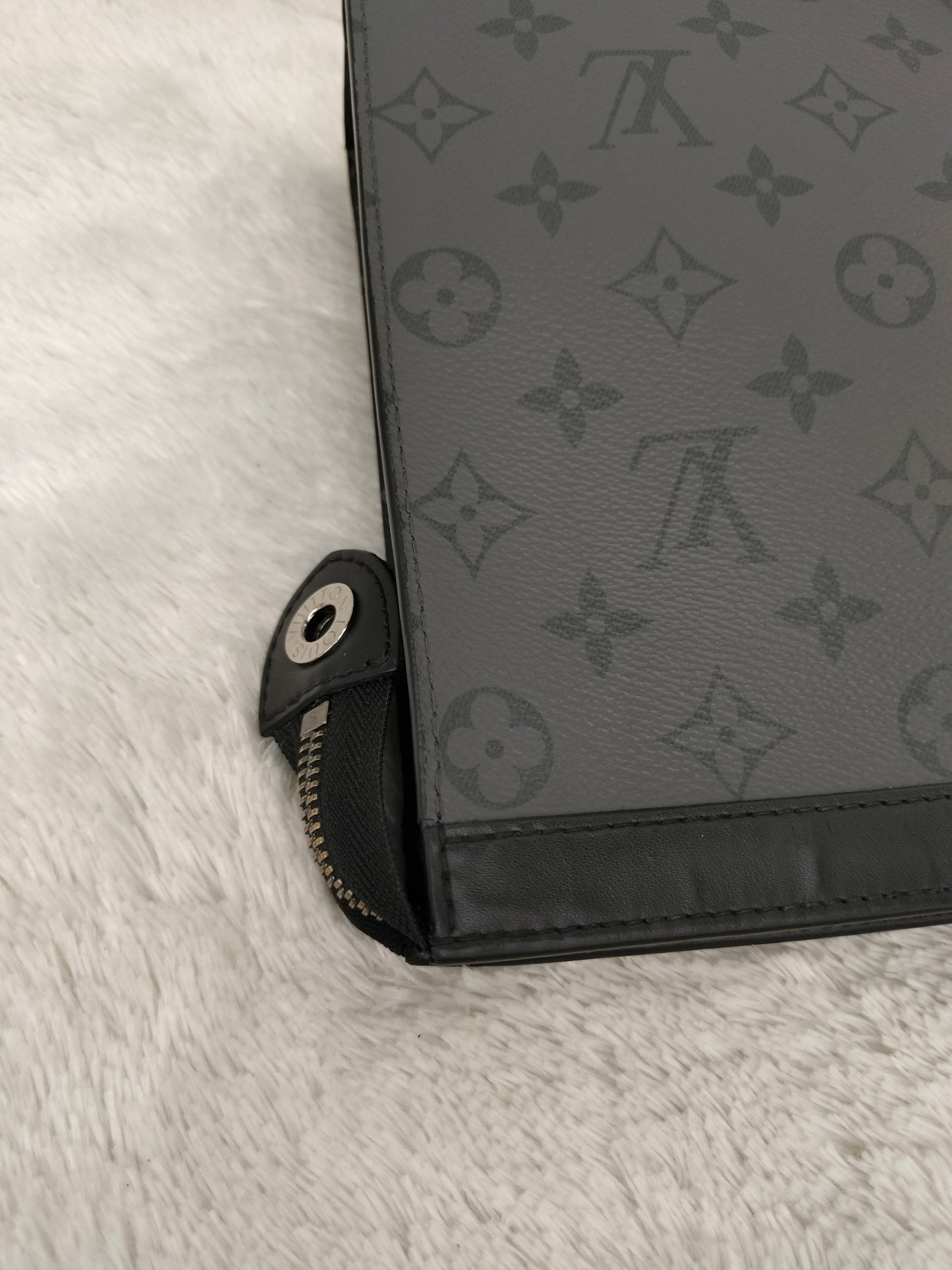 LV Pochette Voyage MM Monogram Eclipse (CHIP)