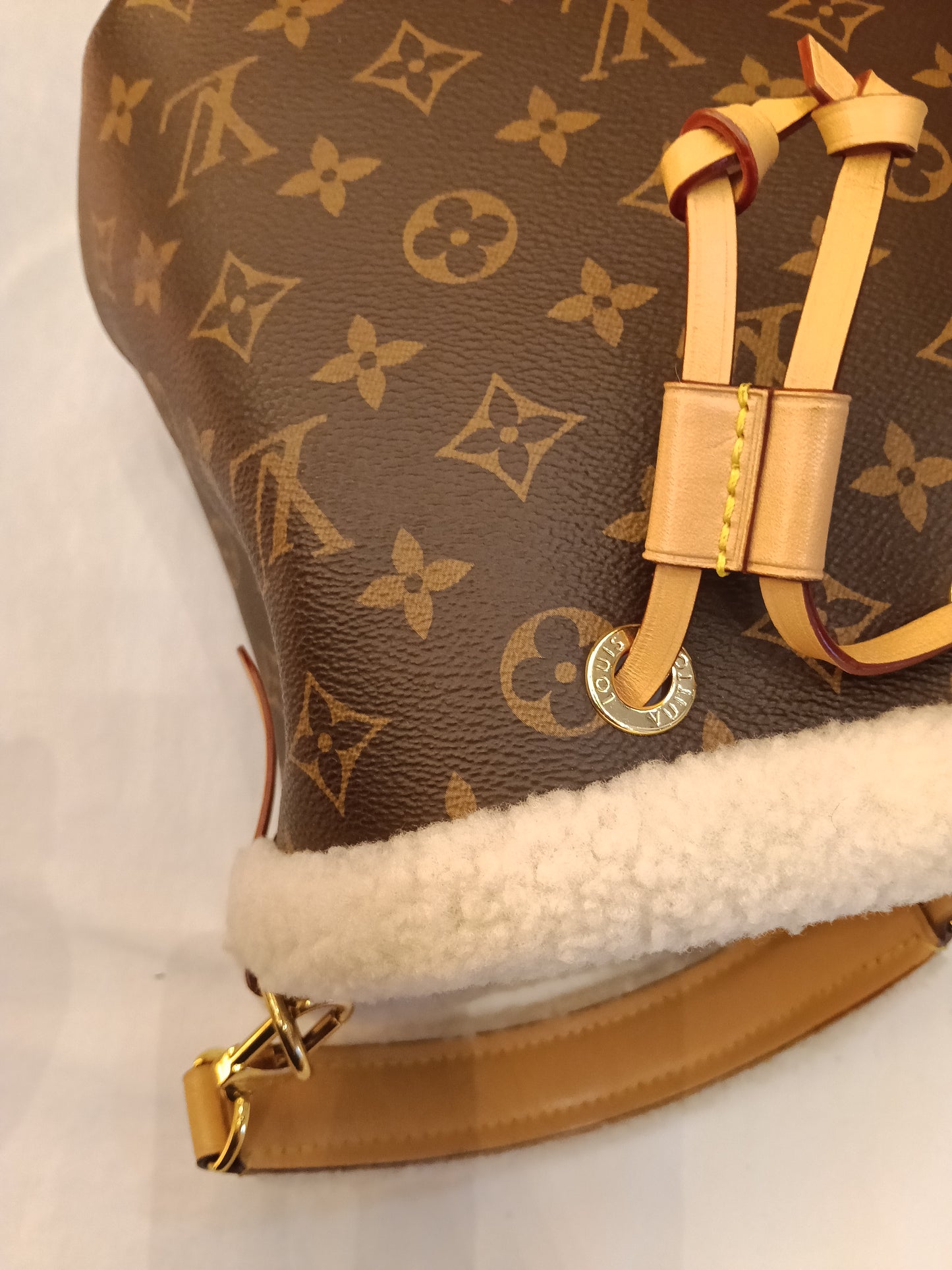 LV Neo Noe BB Monogram Shearling Cozygram 2023 (CHIP)