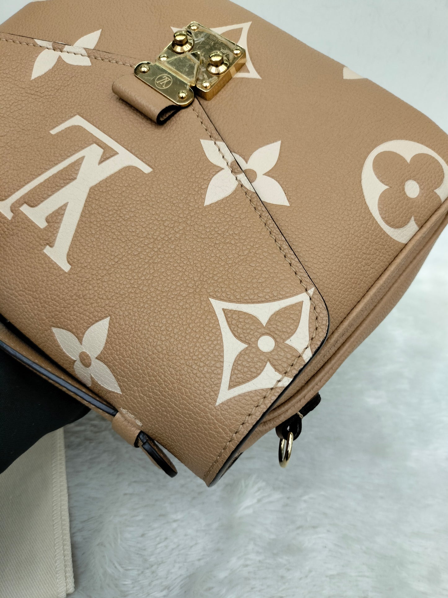 LV Metis MM Monogram Empreinte Arizona Creme 2022 (CHIP)