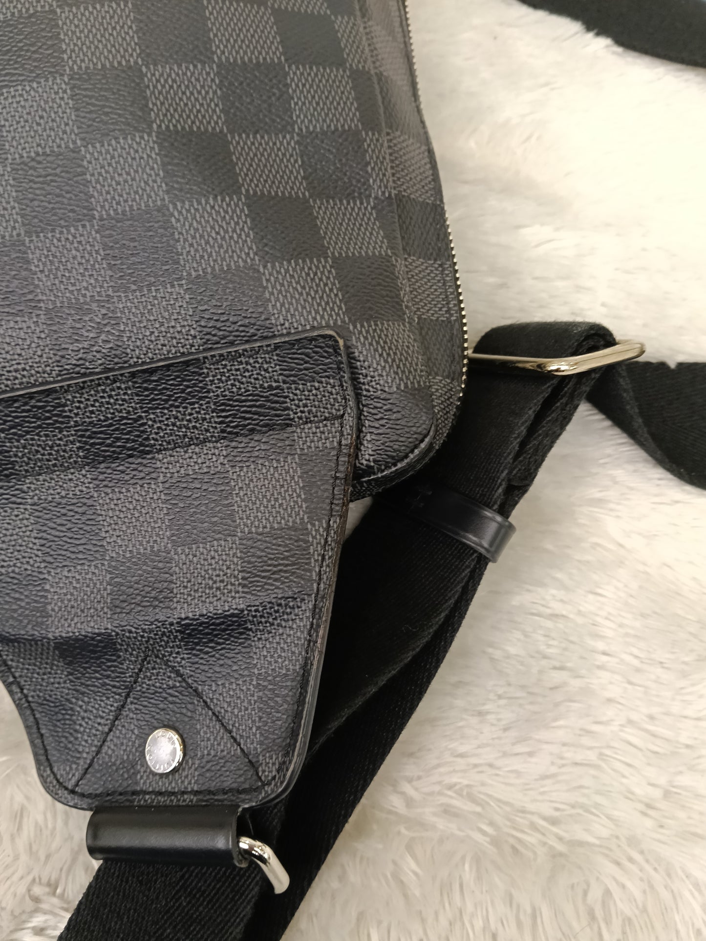 LV Avenue Sling Graphite 2020