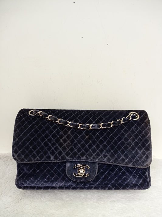 Chanel Medium Velvet Navy Blue Vintage SHW SF (broken holo)