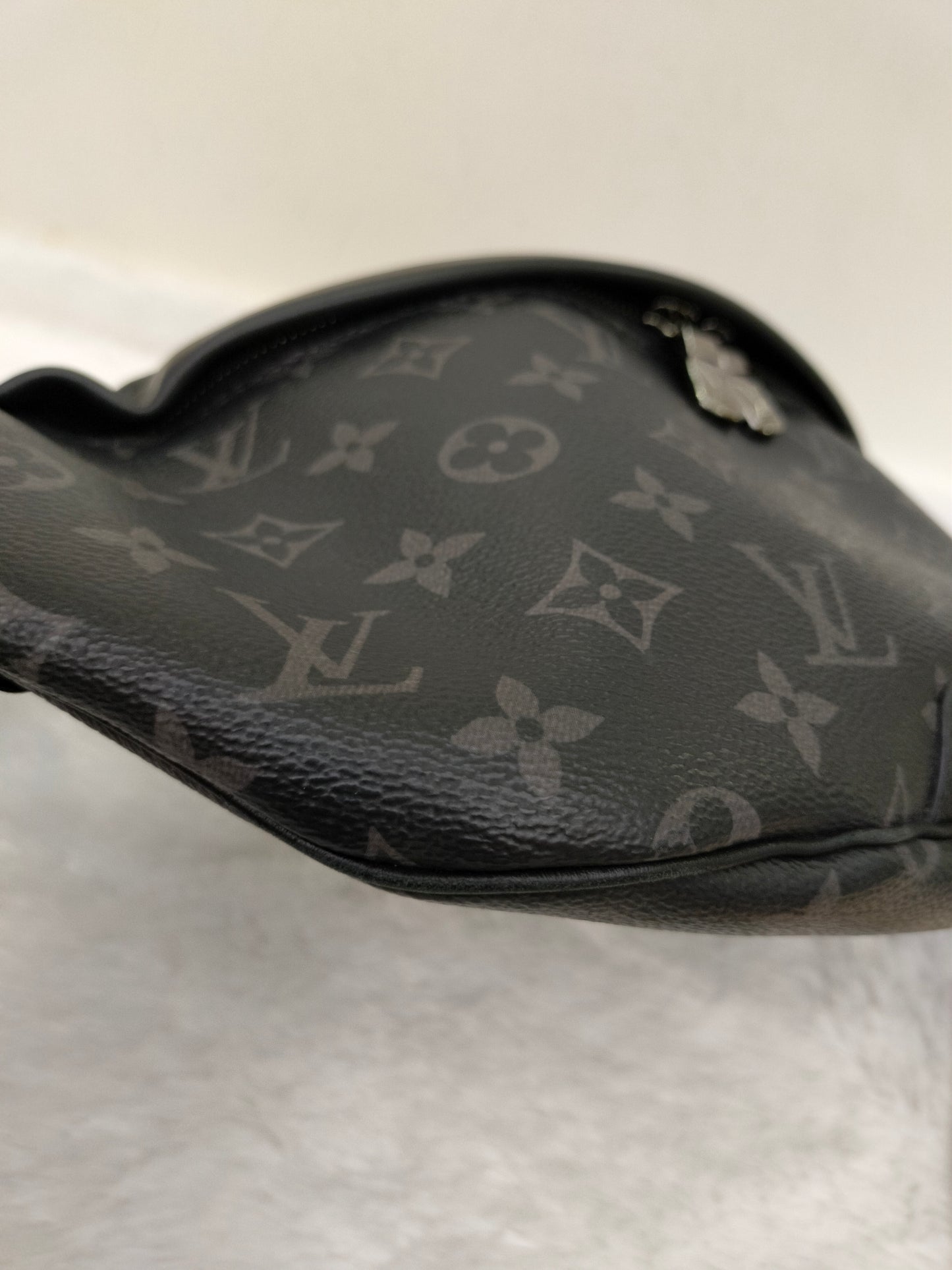 LV Discovery Bumbag Monogram Eclipse 2019