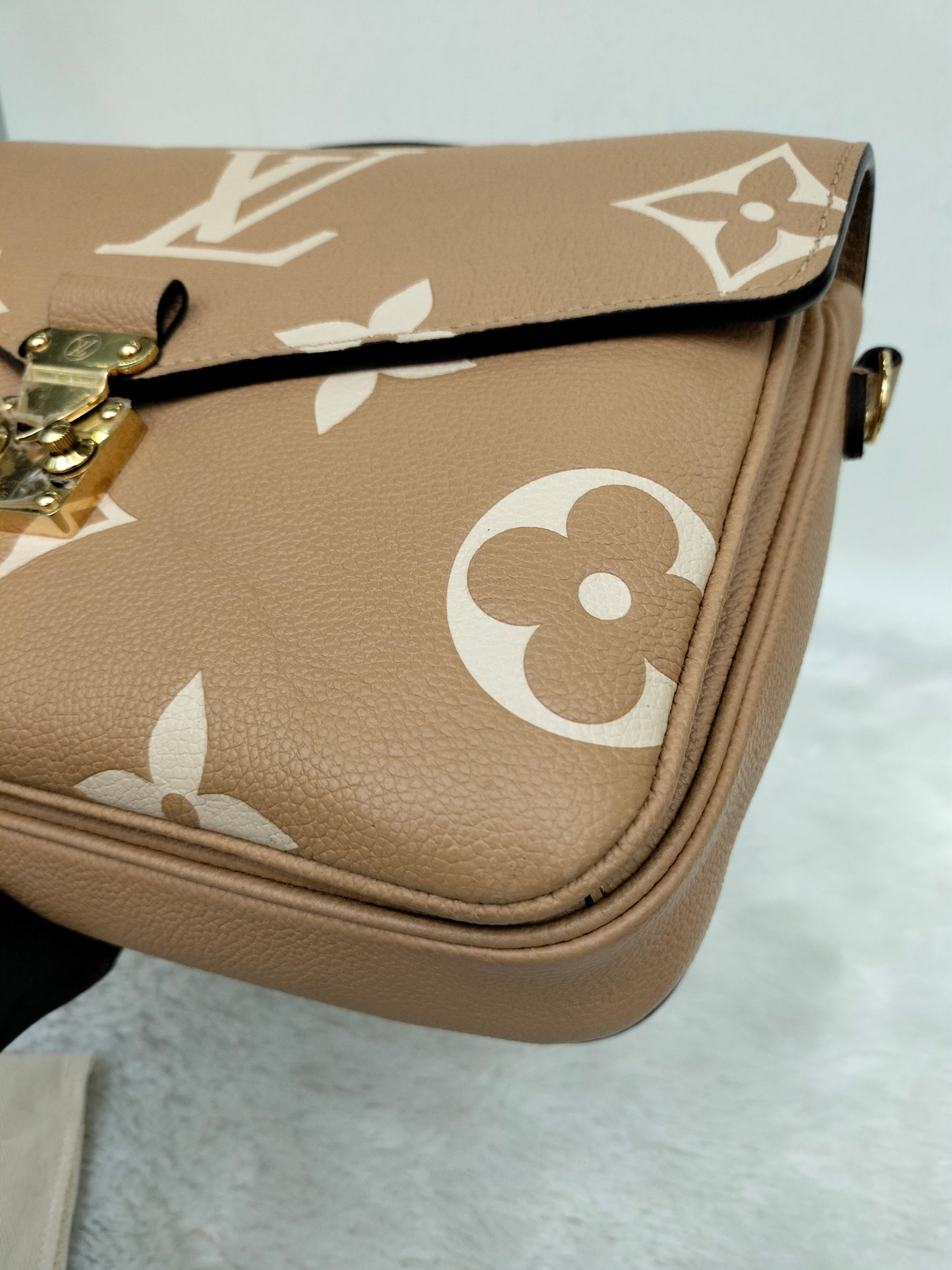 LV Metis MM Monogram Empreinte Arizona Creme 2022 (CHIP)