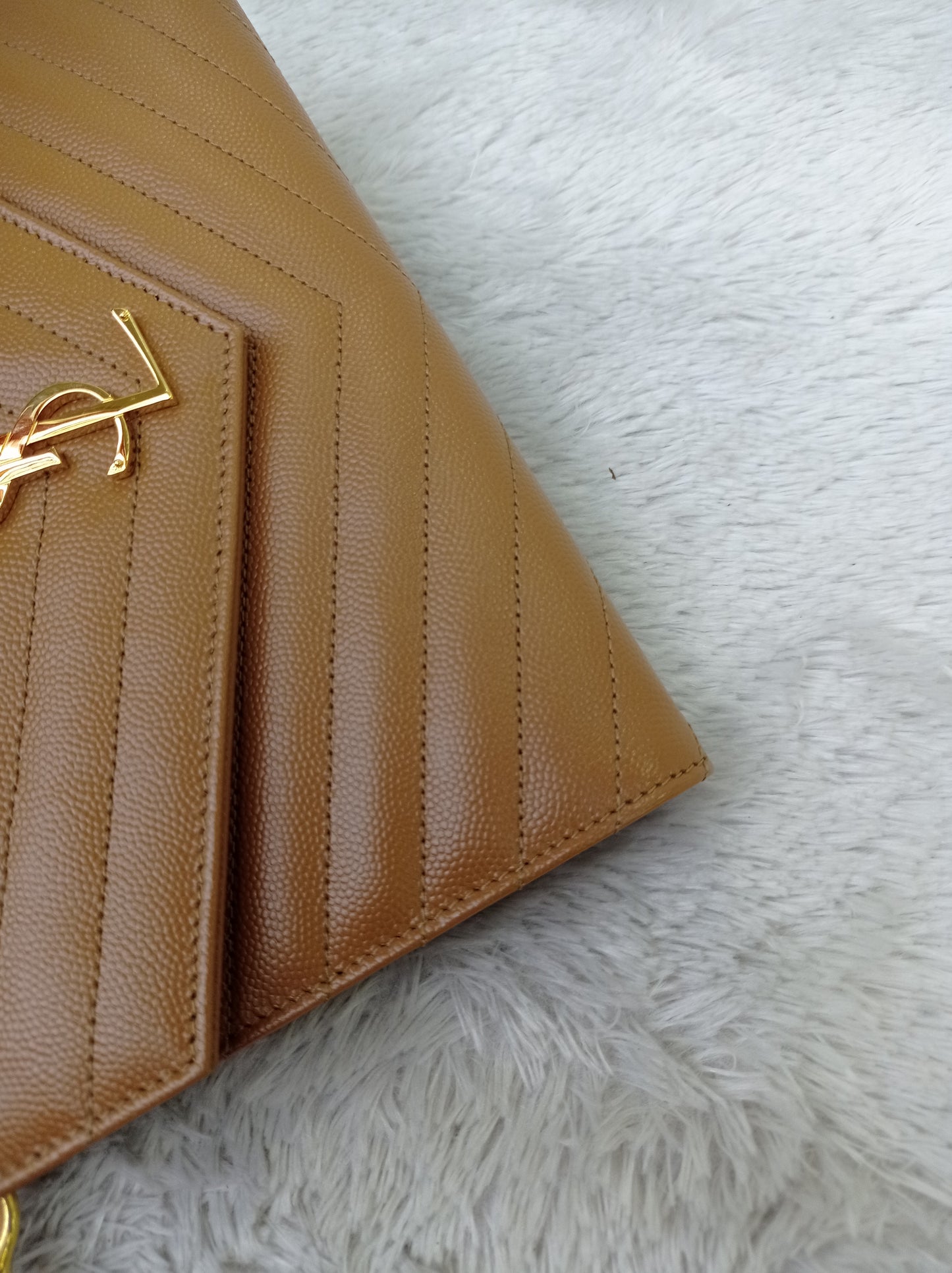 YsL Envelope Clutch Matelasse Monogramme Chevron Grained Dark Caramel GHW 2023