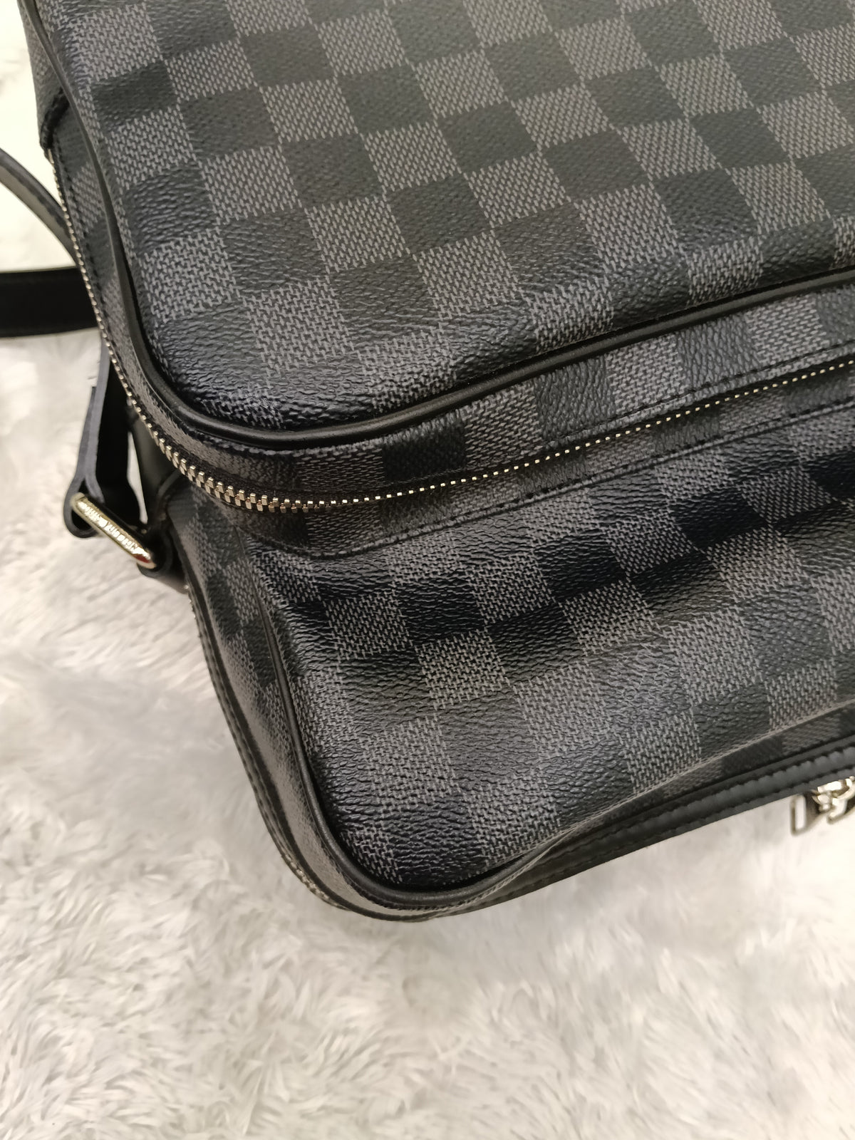 LV Sac Leoh Messenger Graphite 2008