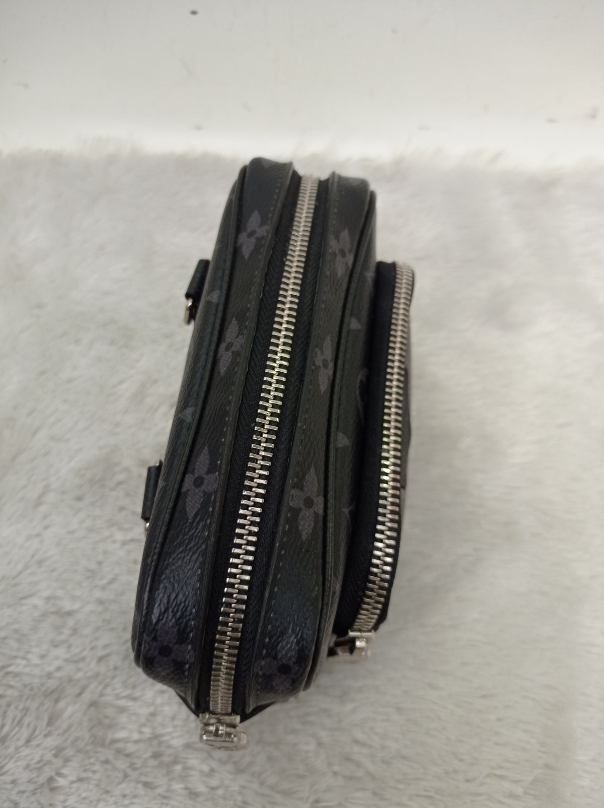 LV Outdoor Pouch Monogram Eclipse (CHIP)