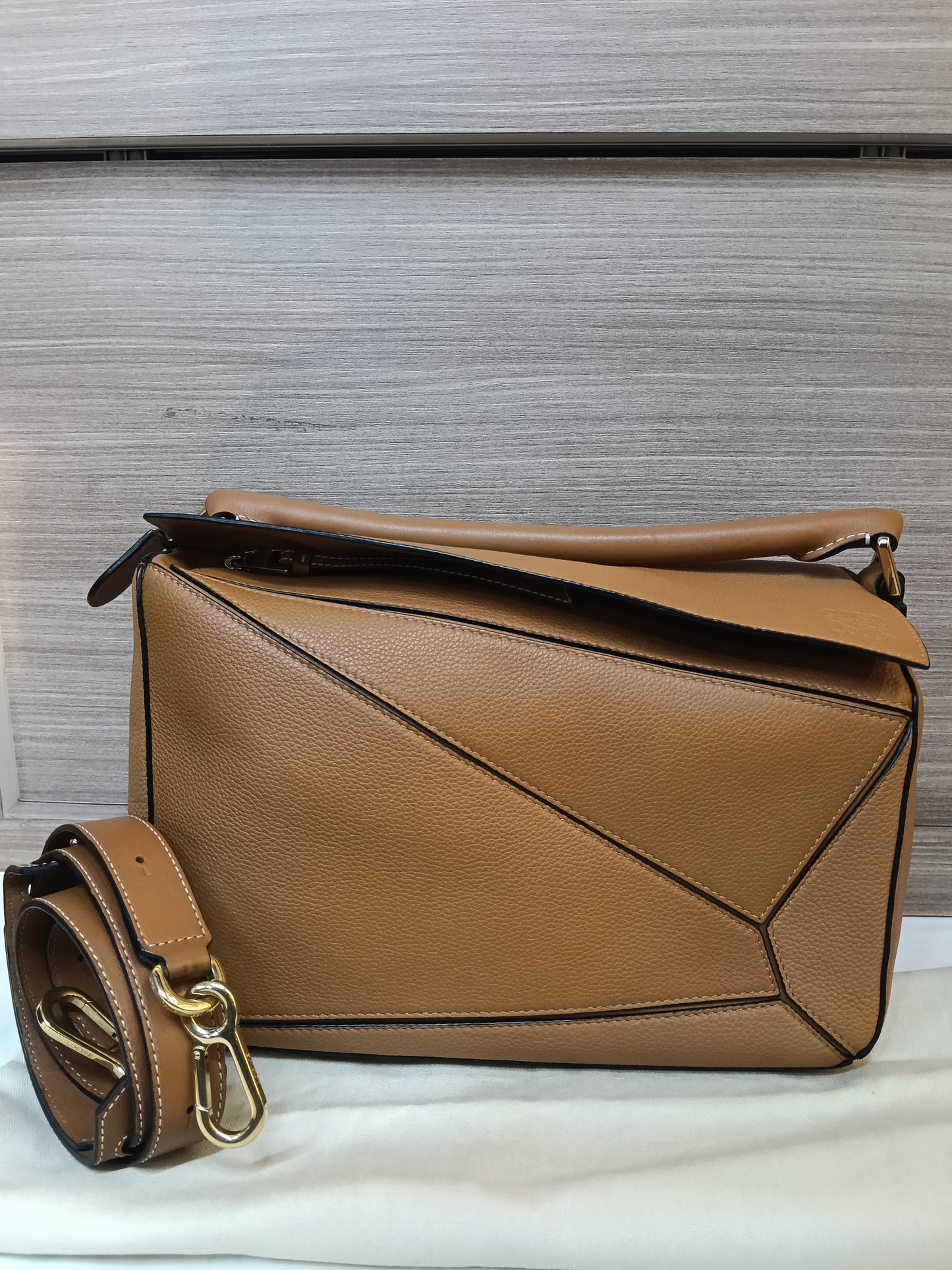 Loewe Puzzle Medium Grained Caramel GHW 2020