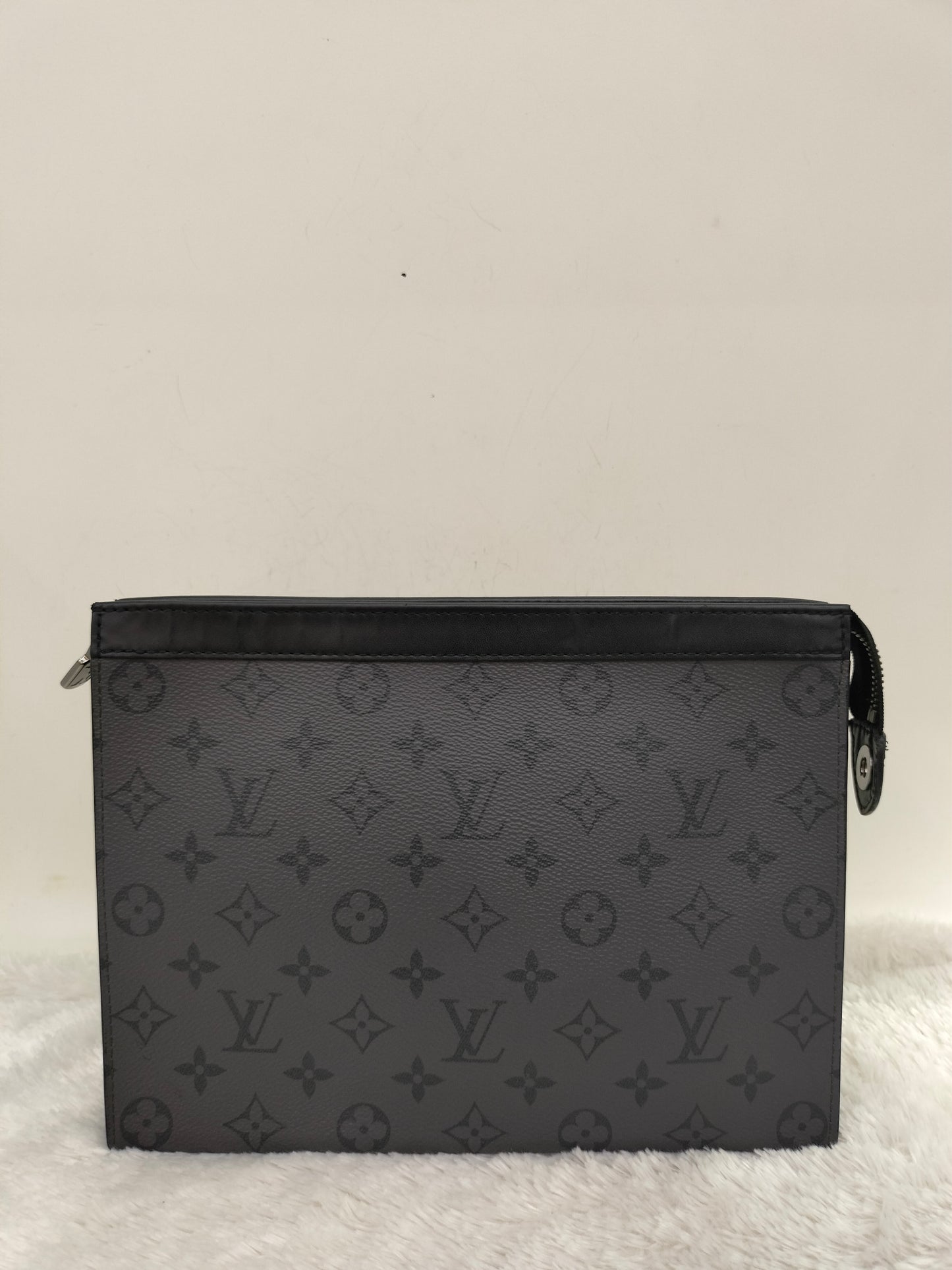 LV Pochette Voyage MM Monogram Eclipse (CHIP)