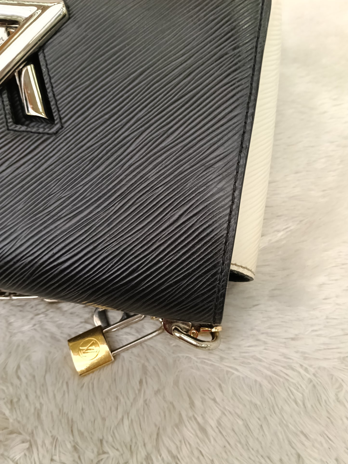 LV Twist MM Epi Love Lock Charms Black White Red 2018