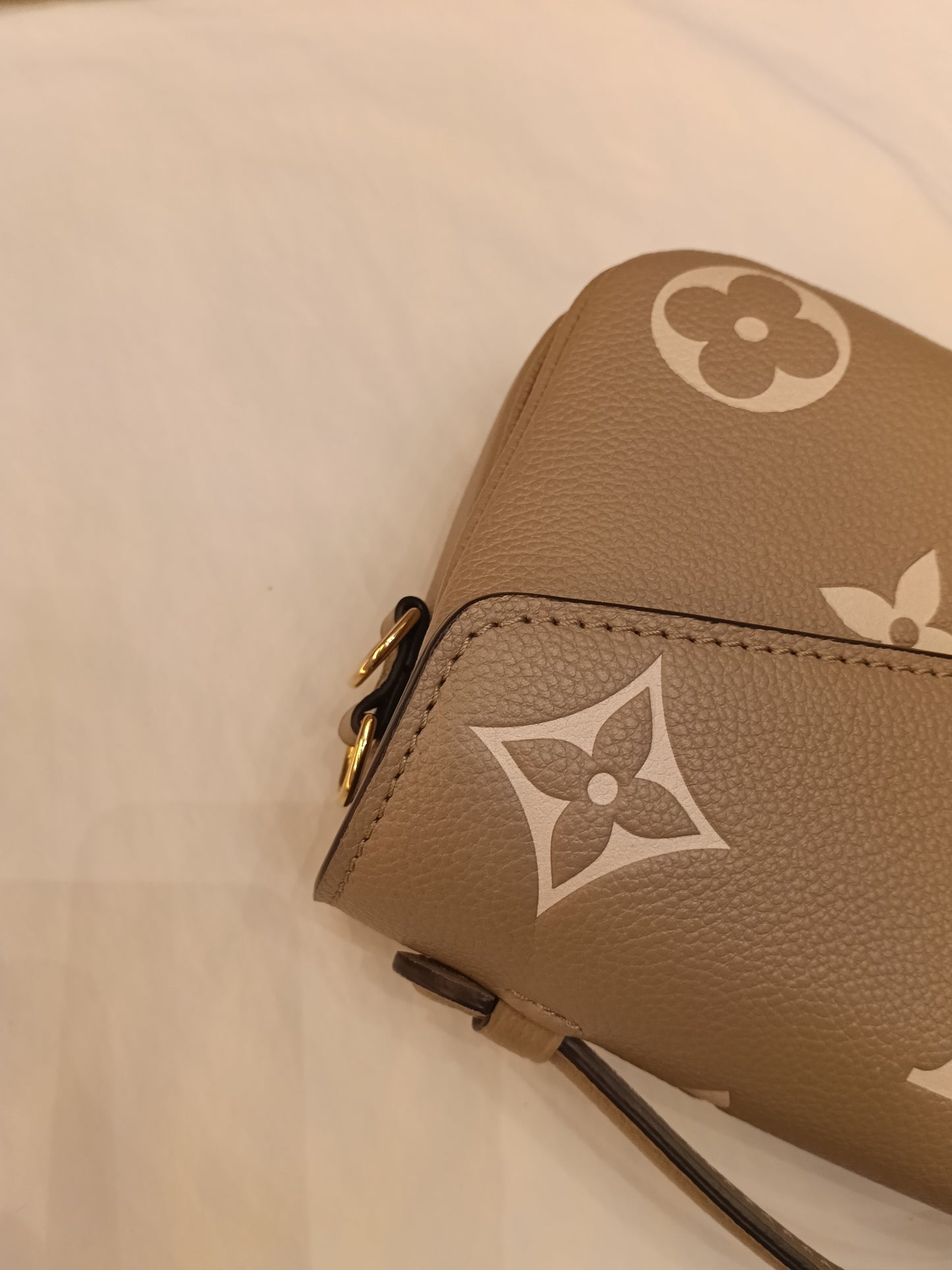 *Neverbeen Used* LV Metis East West Monogram Empreinte Giant Tourterelle Creme 2024 (CHIP)