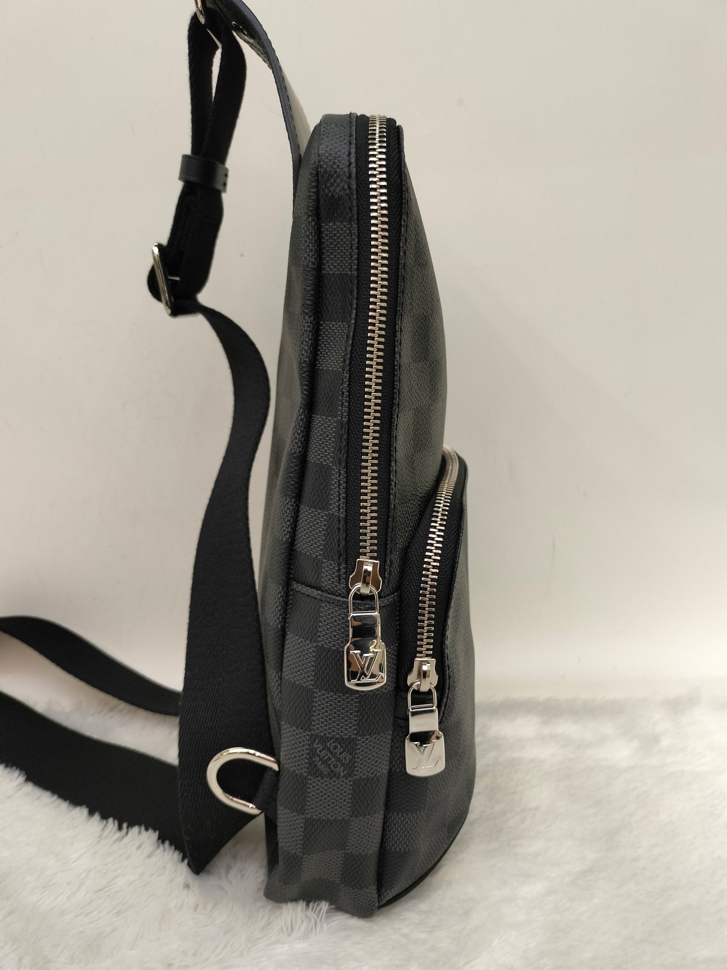 LV Avenue Sling Graphite 2021
With rec, tag, dustbag, box