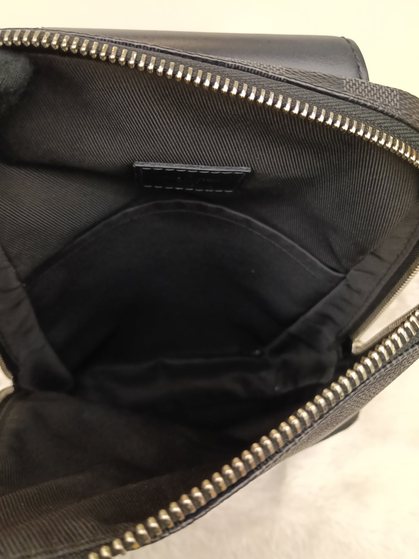 LV Avenue Sling Graphite 2020