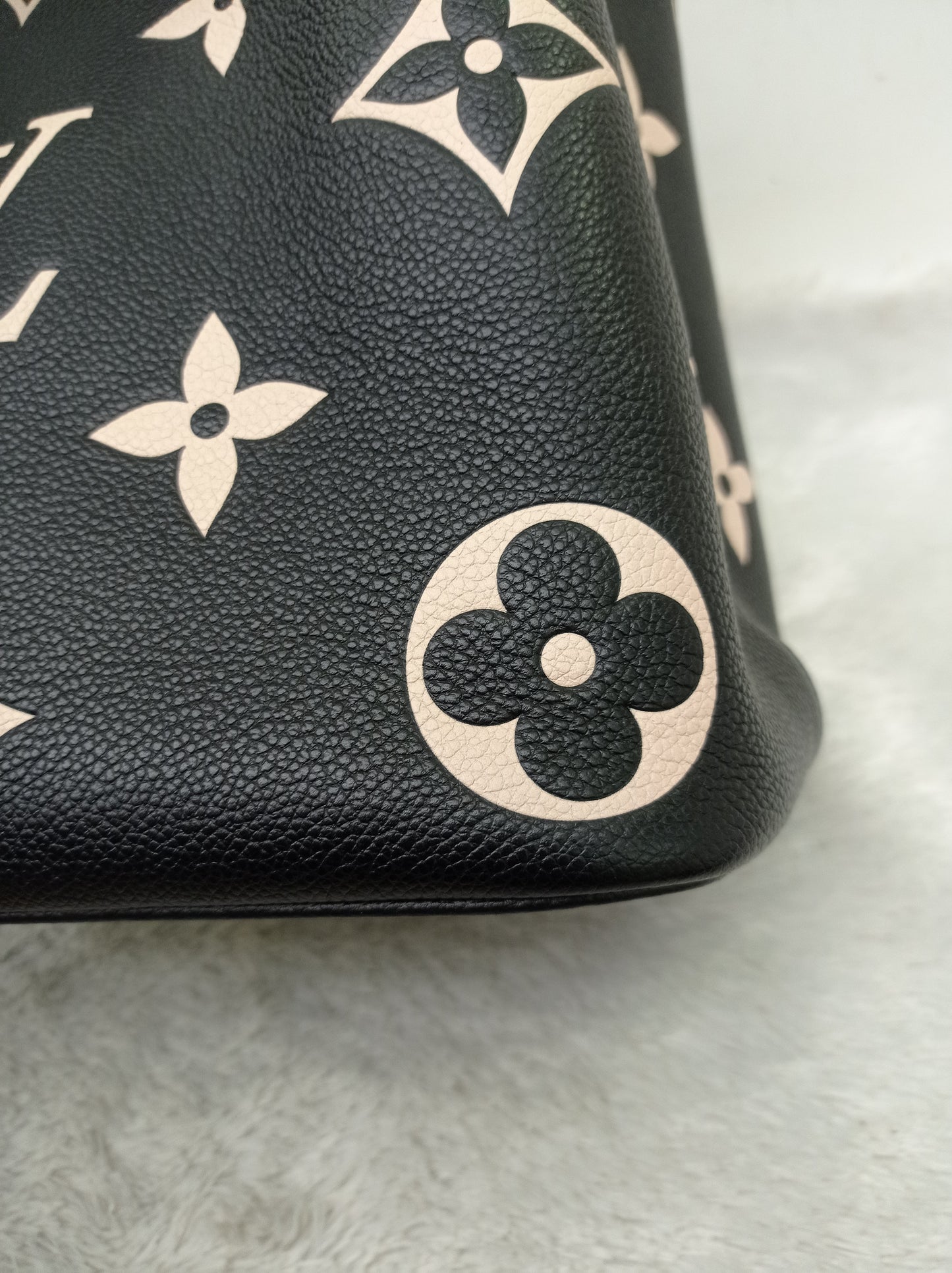 LV Neo Noe MM Monogram Empreinte Noir Creme 2022 (CHIP)