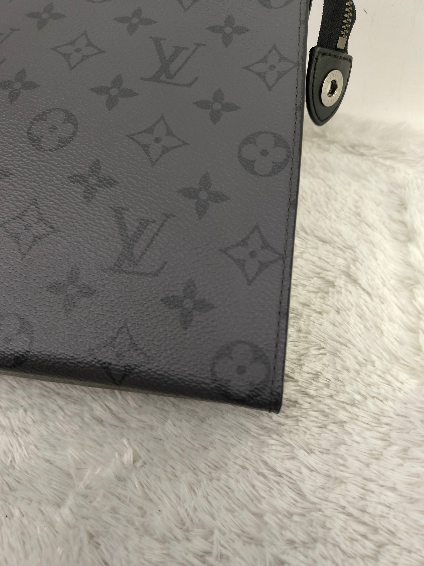 LV Pochette Voyage MM Monogram Eclipse (CHIP)