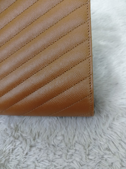 YsL Envelope Clutch Matelasse Monogramme Chevron Grained Dark Caramel GHW 2023