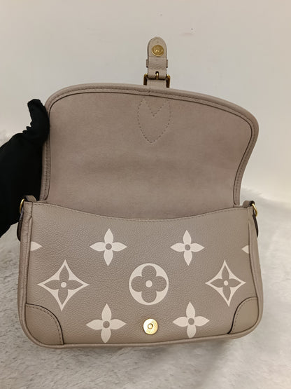 LV Diane PM ST NM Monogram Empreinte Tourterelle Creme 2025 (CHIP)