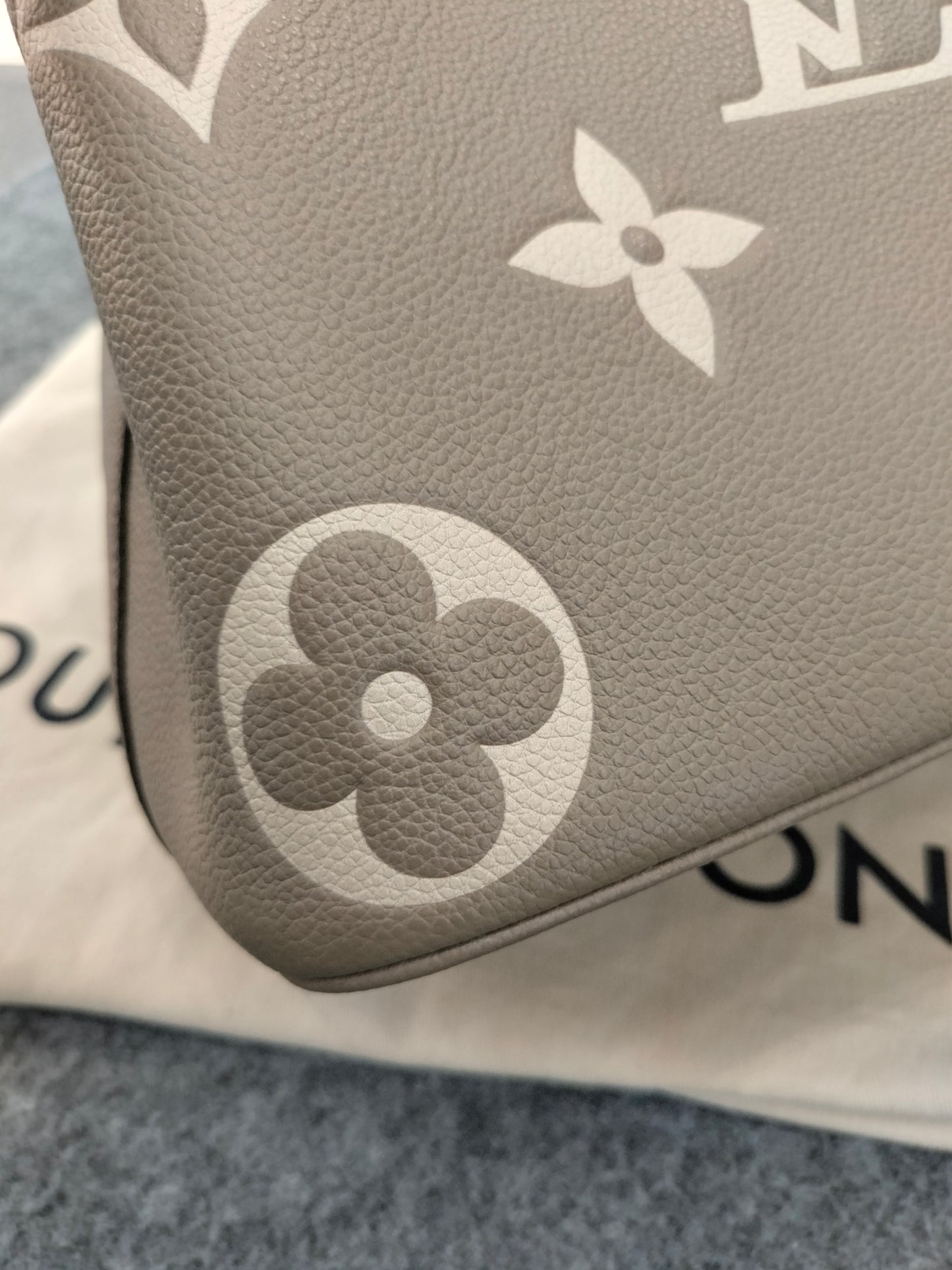 LV Neo Noe MM Tourterelle Creme (CHIP)