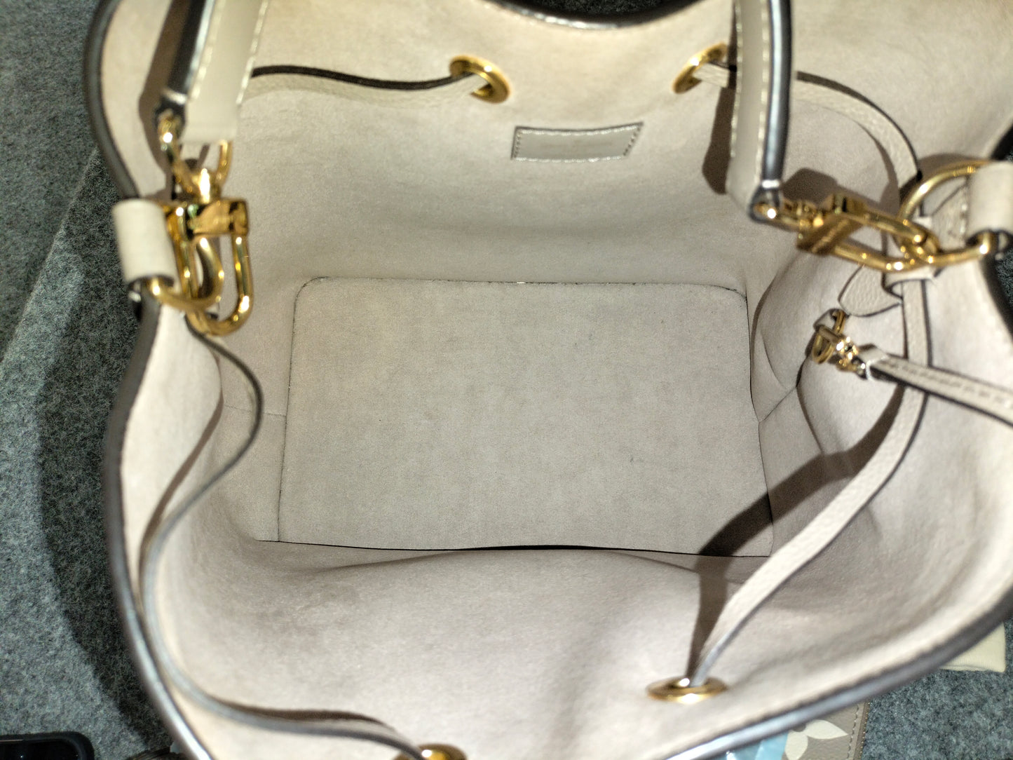 LV Neo Noe MM Tourterelle Creme (CHIP)