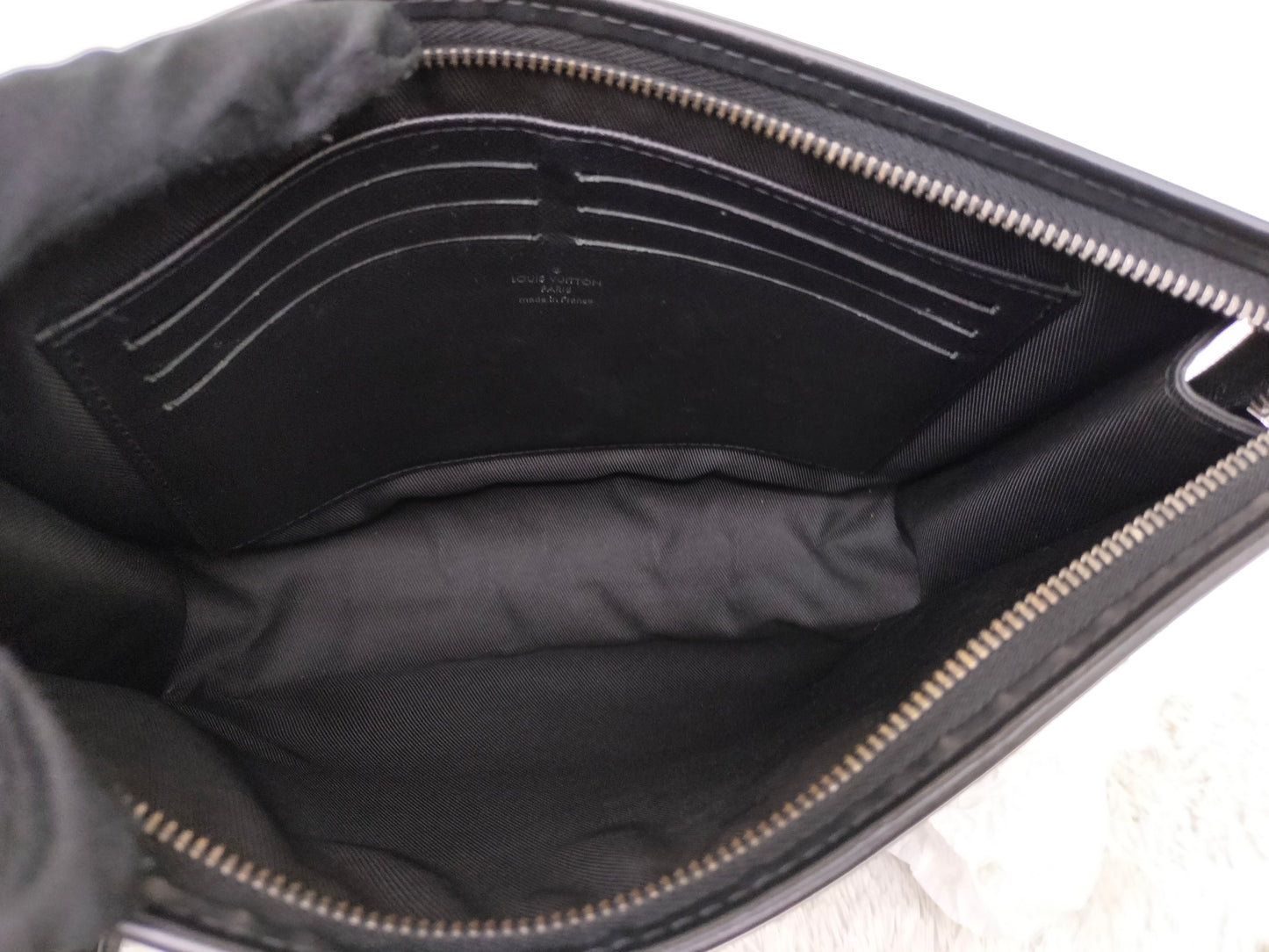 LV Pochette Voyage MM Monogram Eclipse (CHIP)