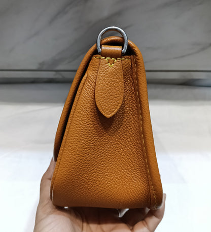 LV Buci NM Epi Gold Miel (CHIP)