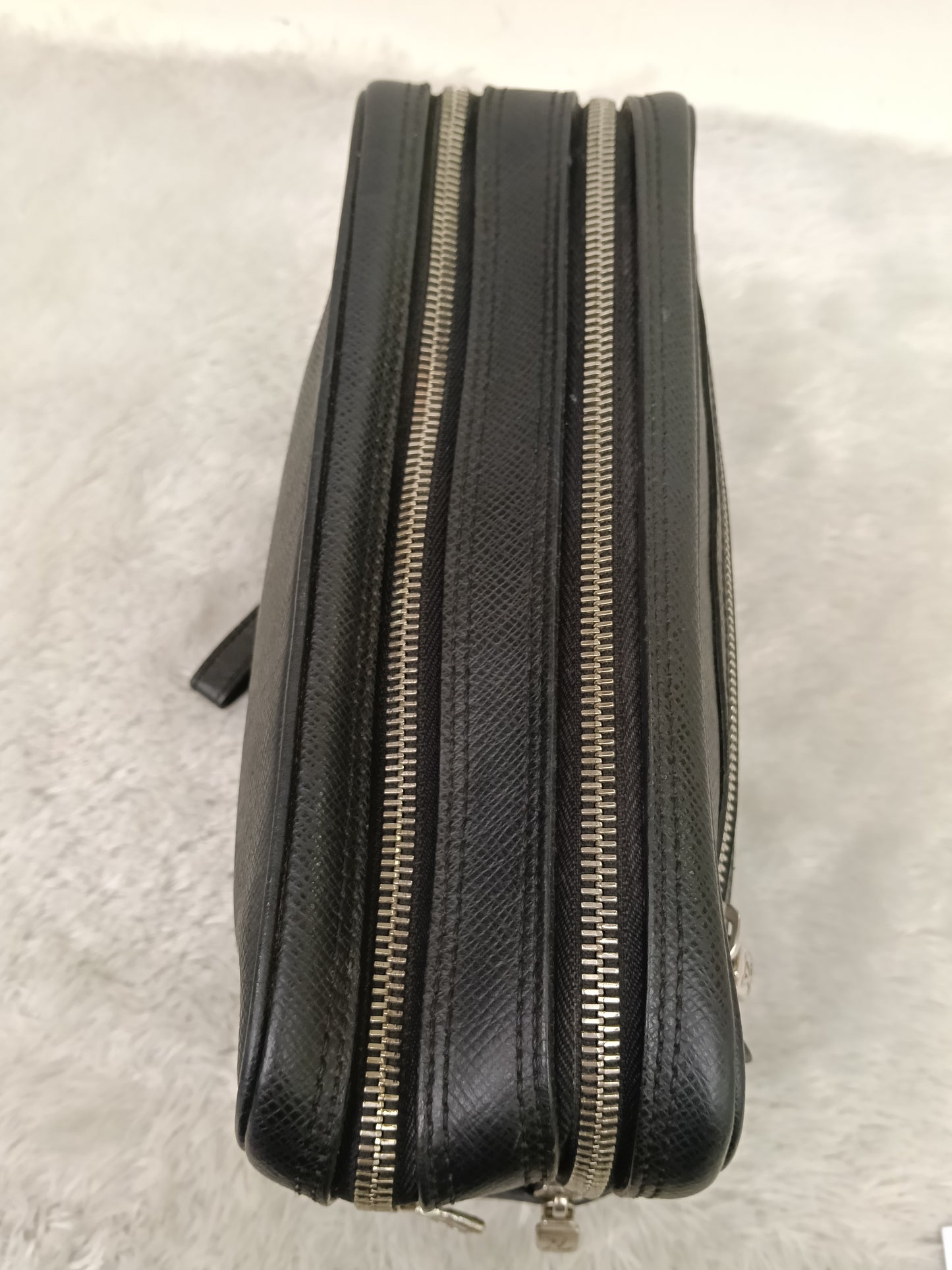 LV Neo Pavel Clutch Taiga Ardoise Black 2009