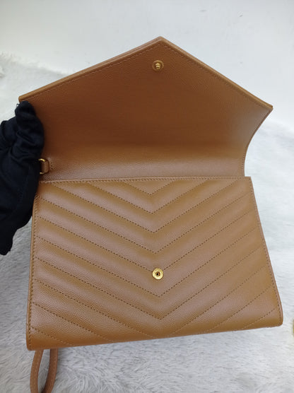 YsL Envelope Clutch Matelasse Monogramme Chevron Grained Dark Caramel GHW 2023