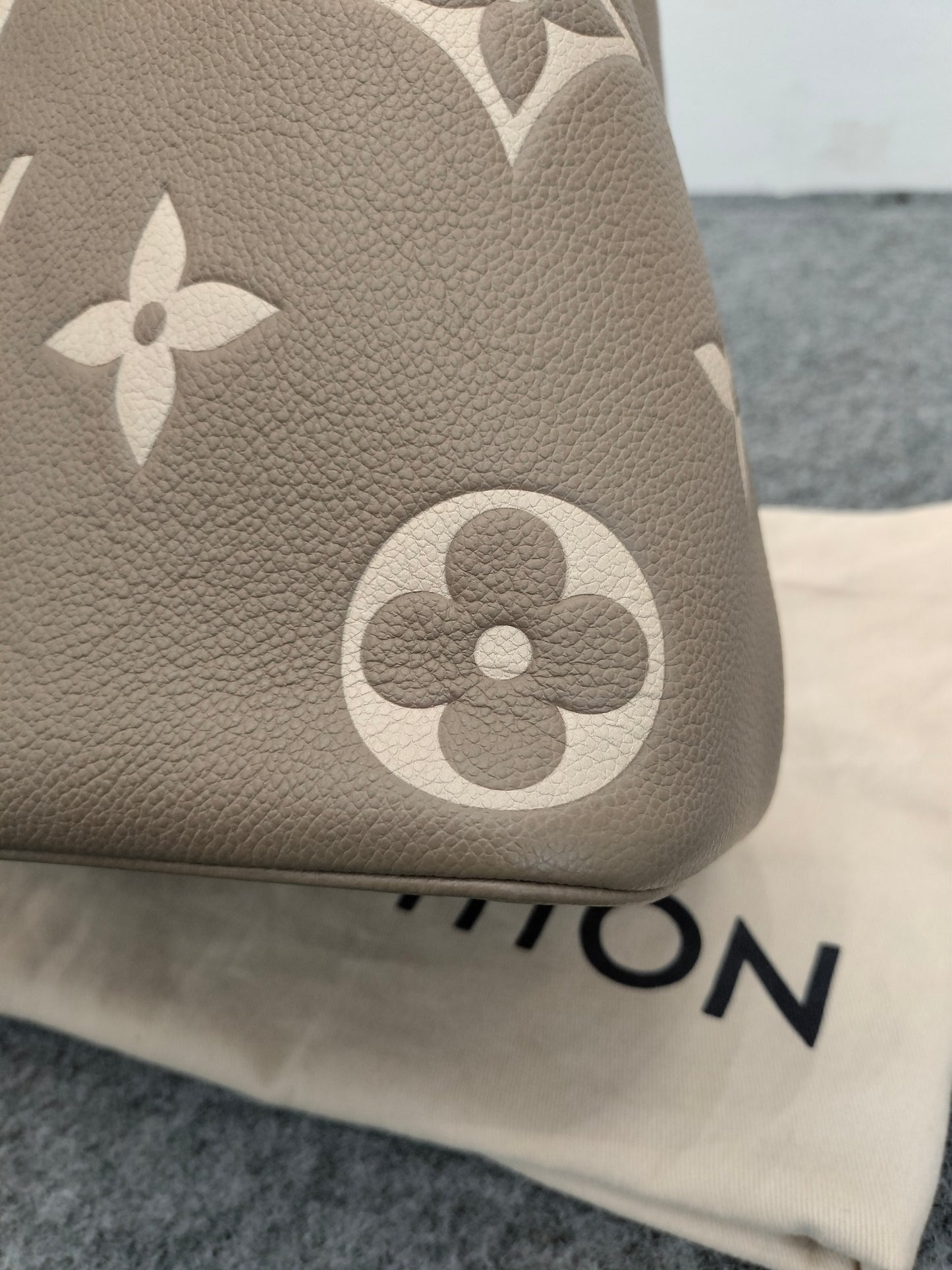 LV Neo Noe MM Tourterelle Creme (CHIP)