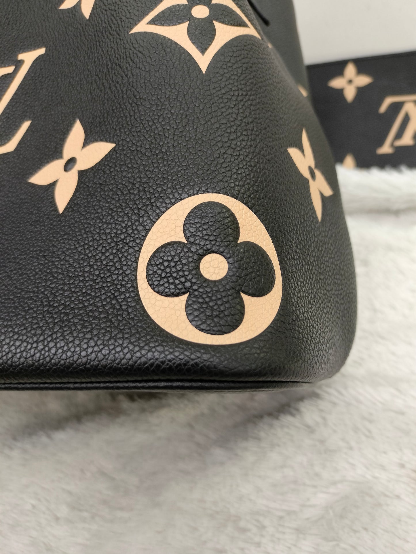 LV Neo Noe MM Monogram Empreinte Noir Creme (CHIP)