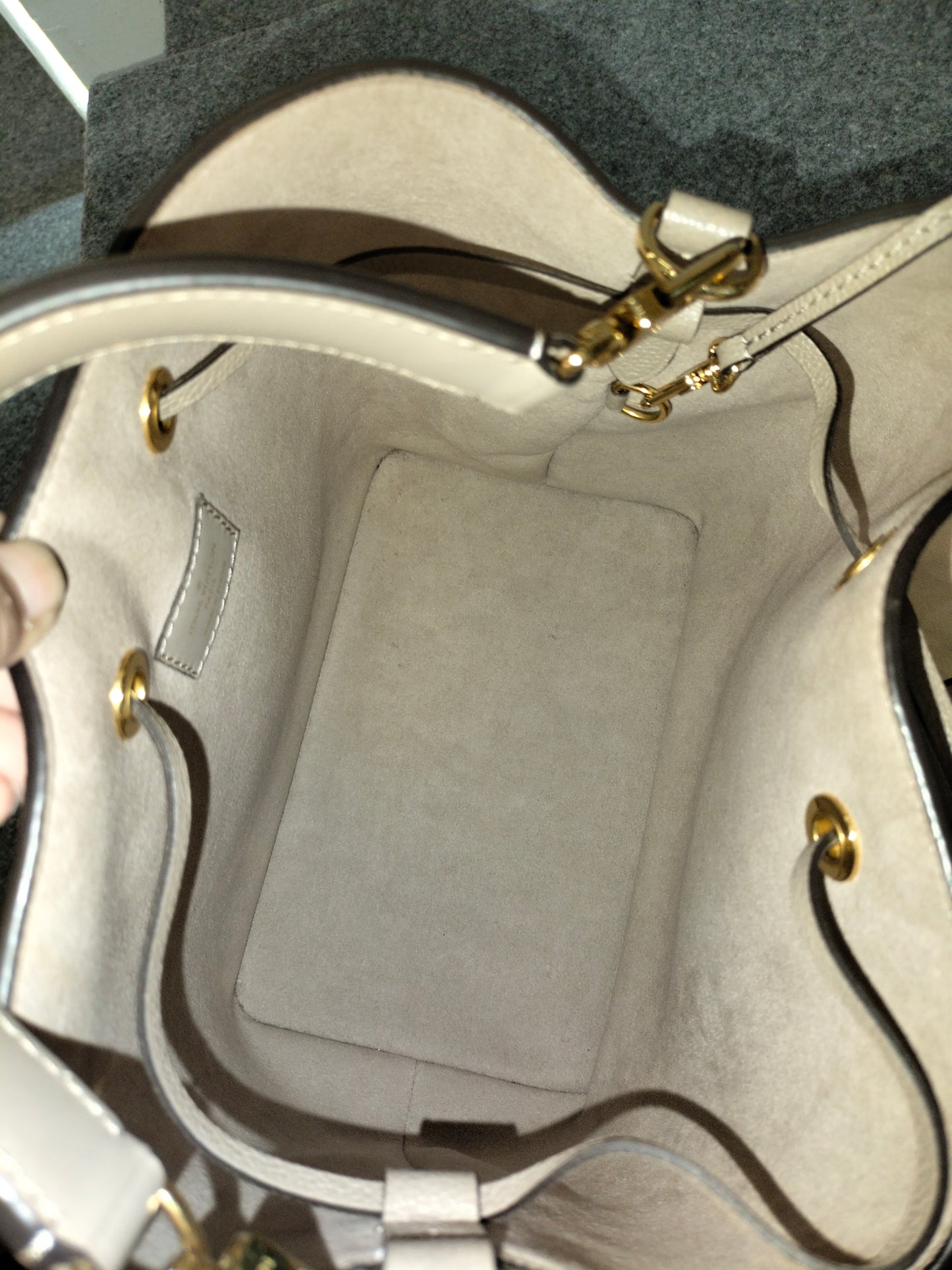 LV Neo Noe MM Tourterelle Creme (CHIP)