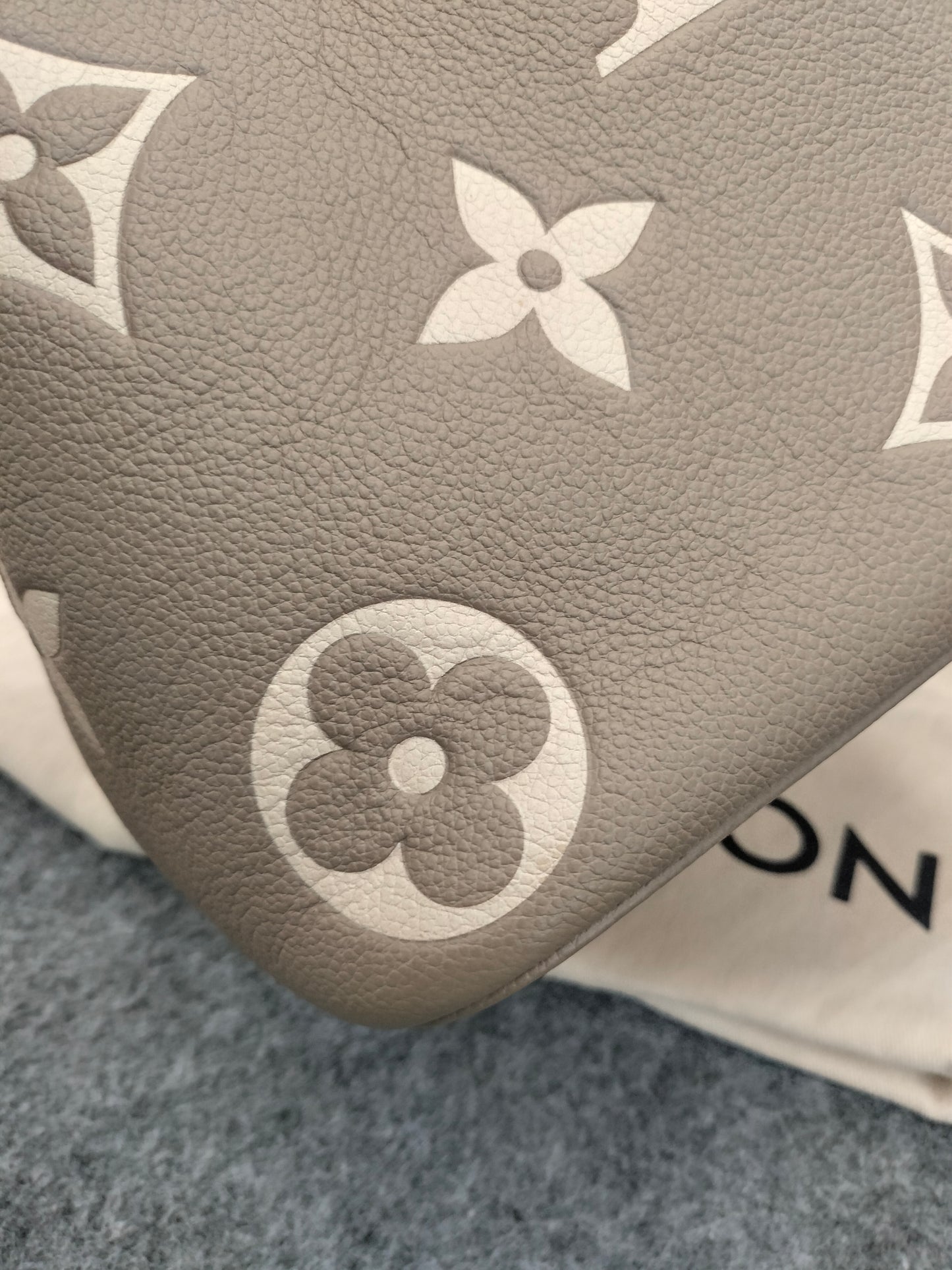 LV Neo Noe MM Tourterelle Creme (CHIP)