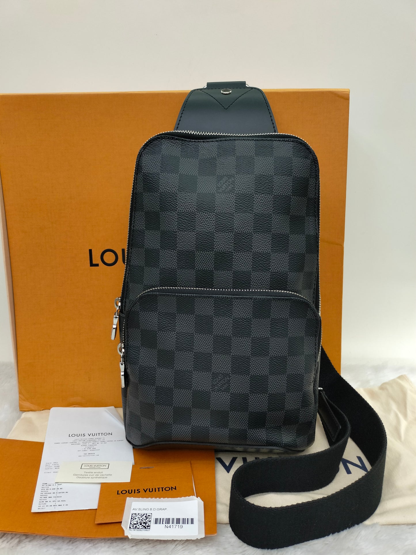 LV Avenue Sling Graphite 2021
With rec, tag, dustbag, box
