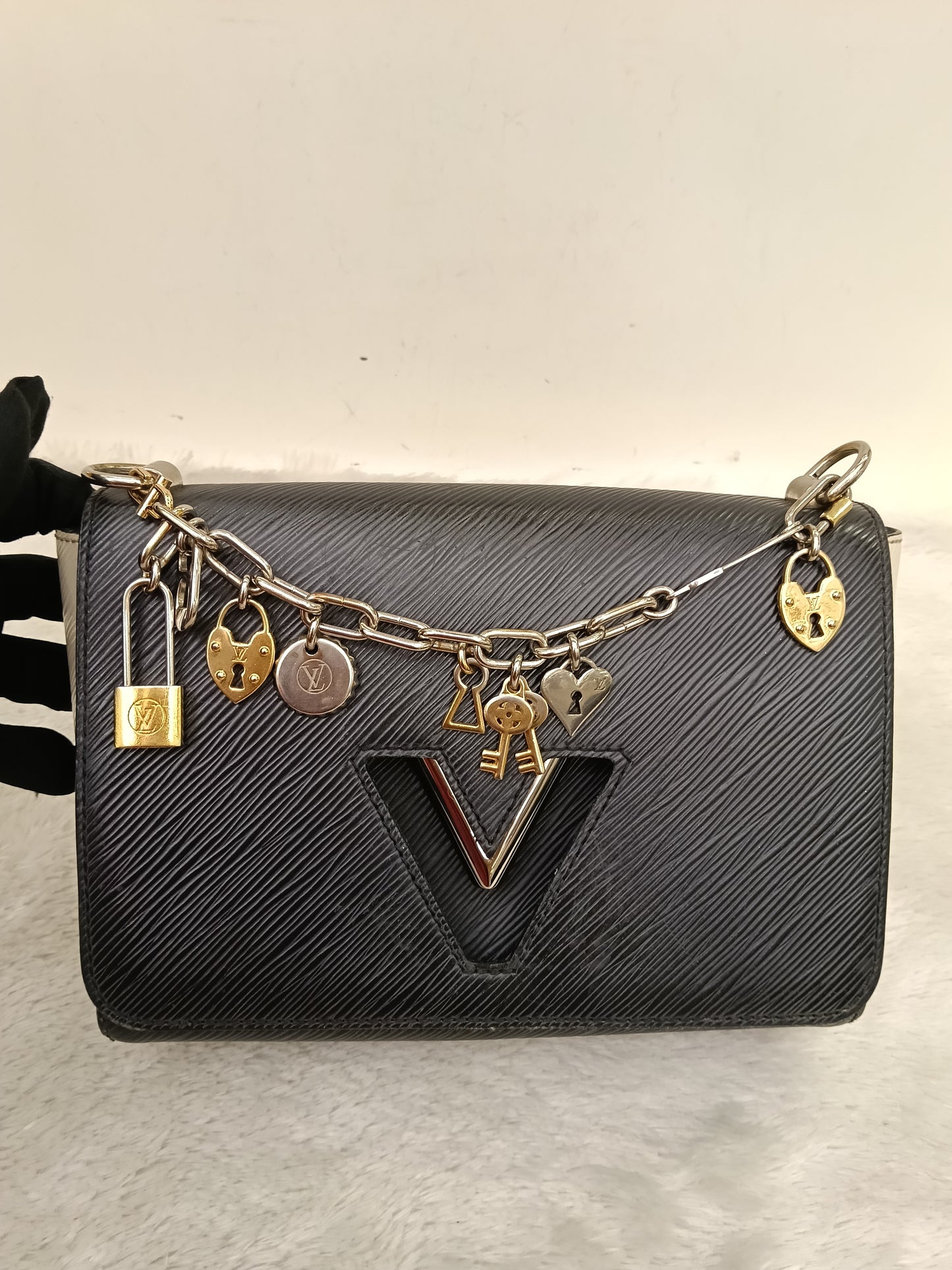 LV Twist MM Epi Love Lock Charms Black White Red 2018