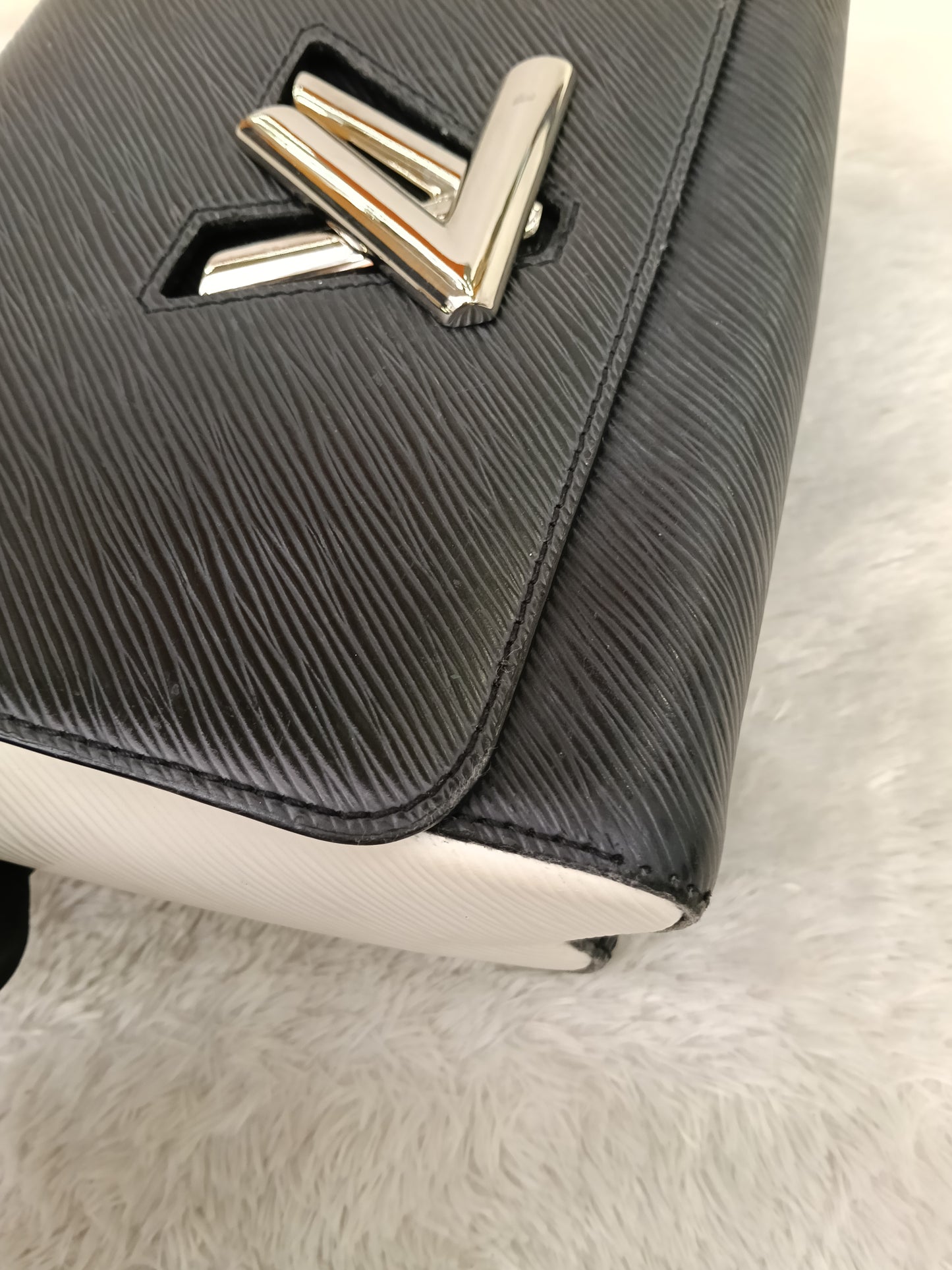 LV Twist MM Epi Love Lock Charms Black White Red 2018