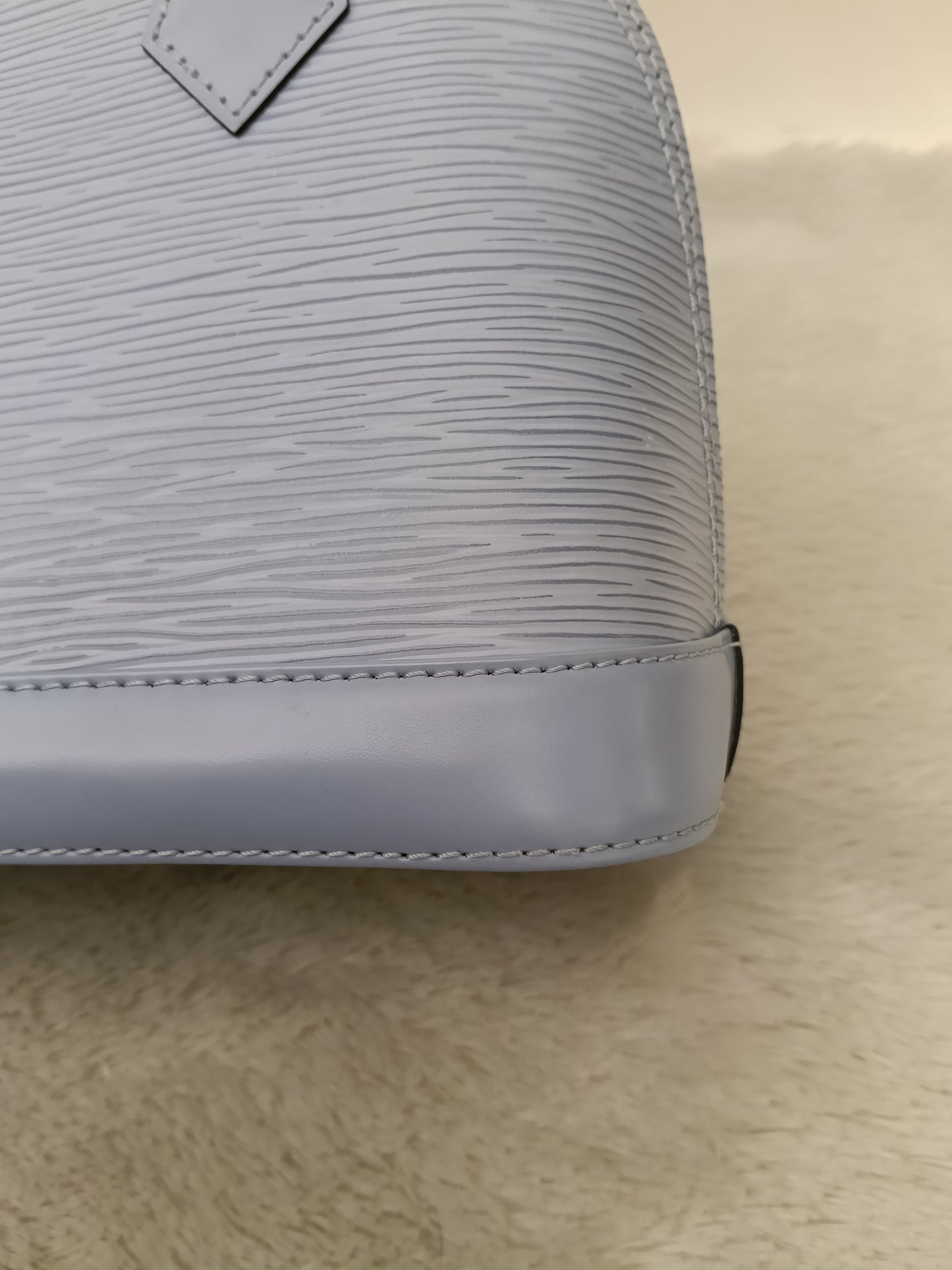 LV Alma BB Epi Bleu Nuage (CHIP)