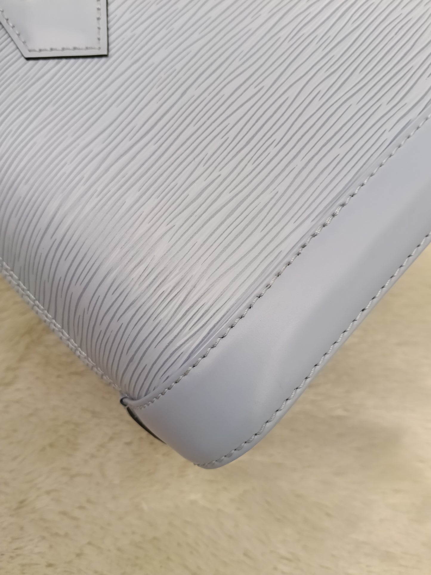 LV Alma BB Epi Bleu Nuage (CHIP)