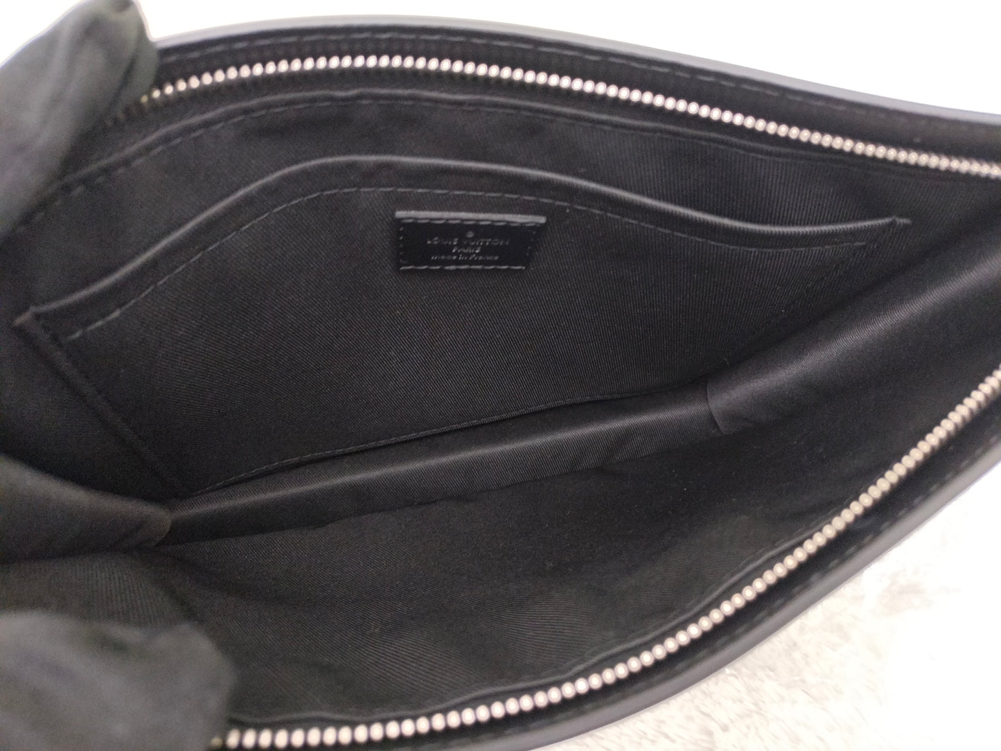 LV Standing Pouch Graphite (CHIP)